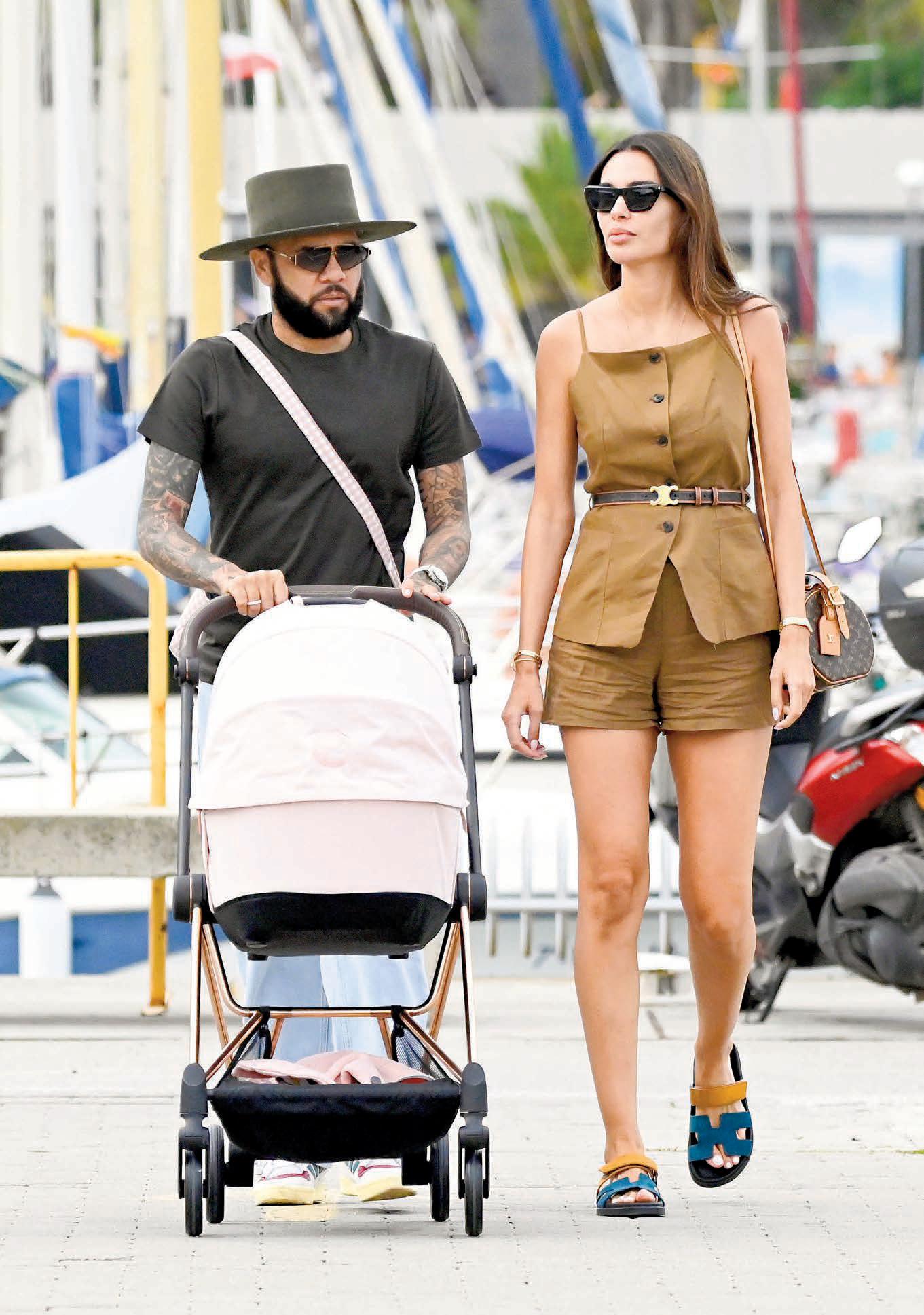 Dani Alves y Joana Sanz, primer paseo con su pequeña