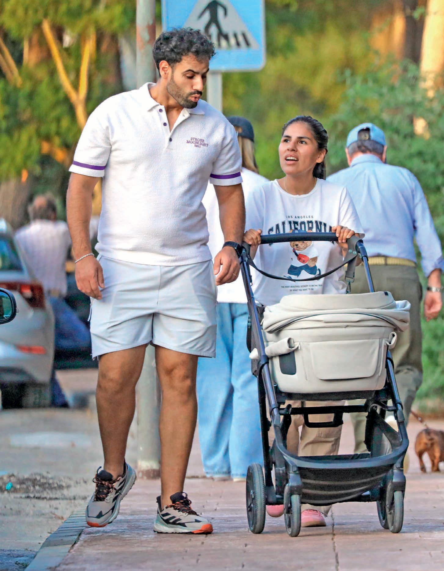 Isa Pantoja y Asraf Beno, una familia feliz con el pequeño Cairo