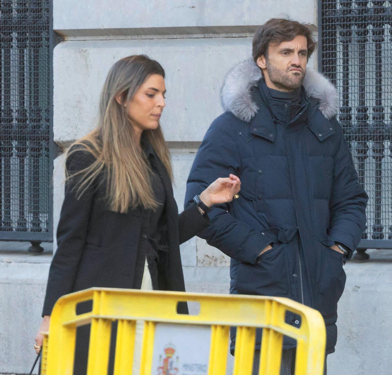 Enrique Solís y su chica, besos en plena calle