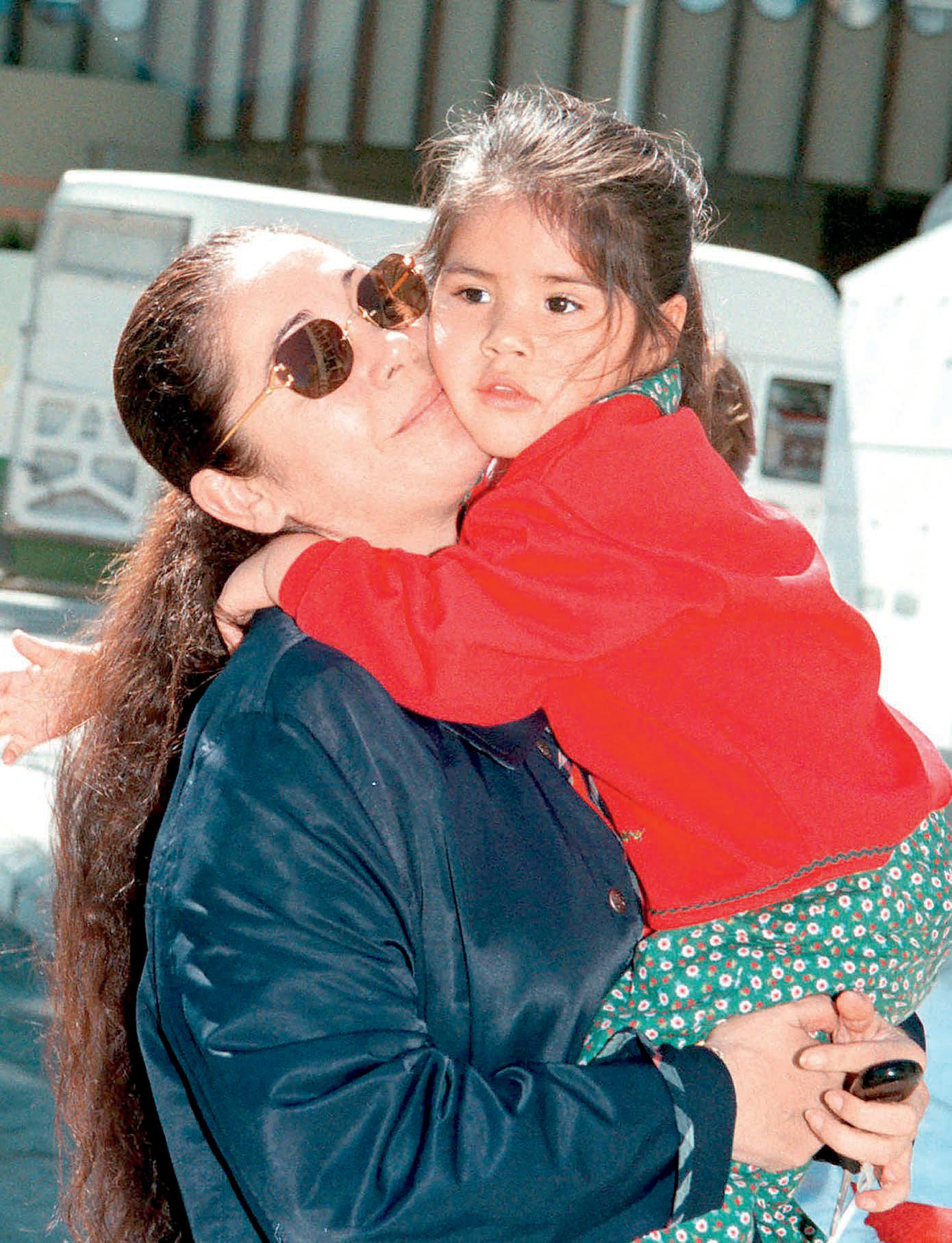 El día que Isabel Pantoja volvió de Perú con Chabelita en brazos