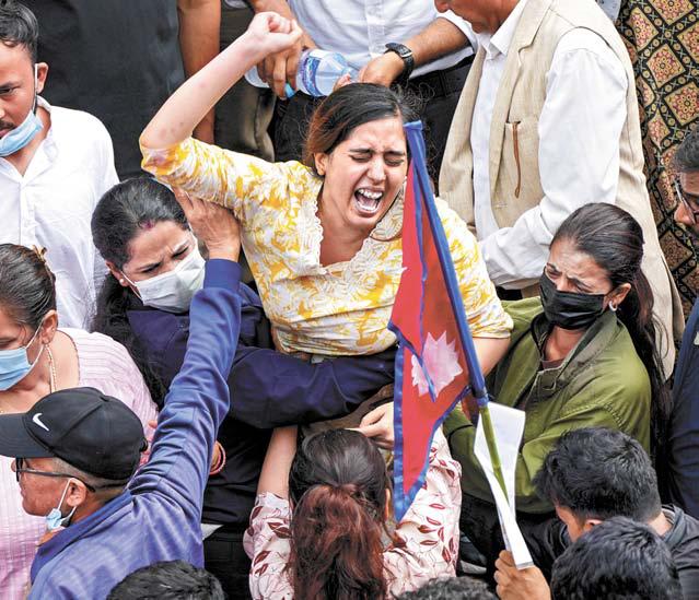 মুখপানে চেয়ে....