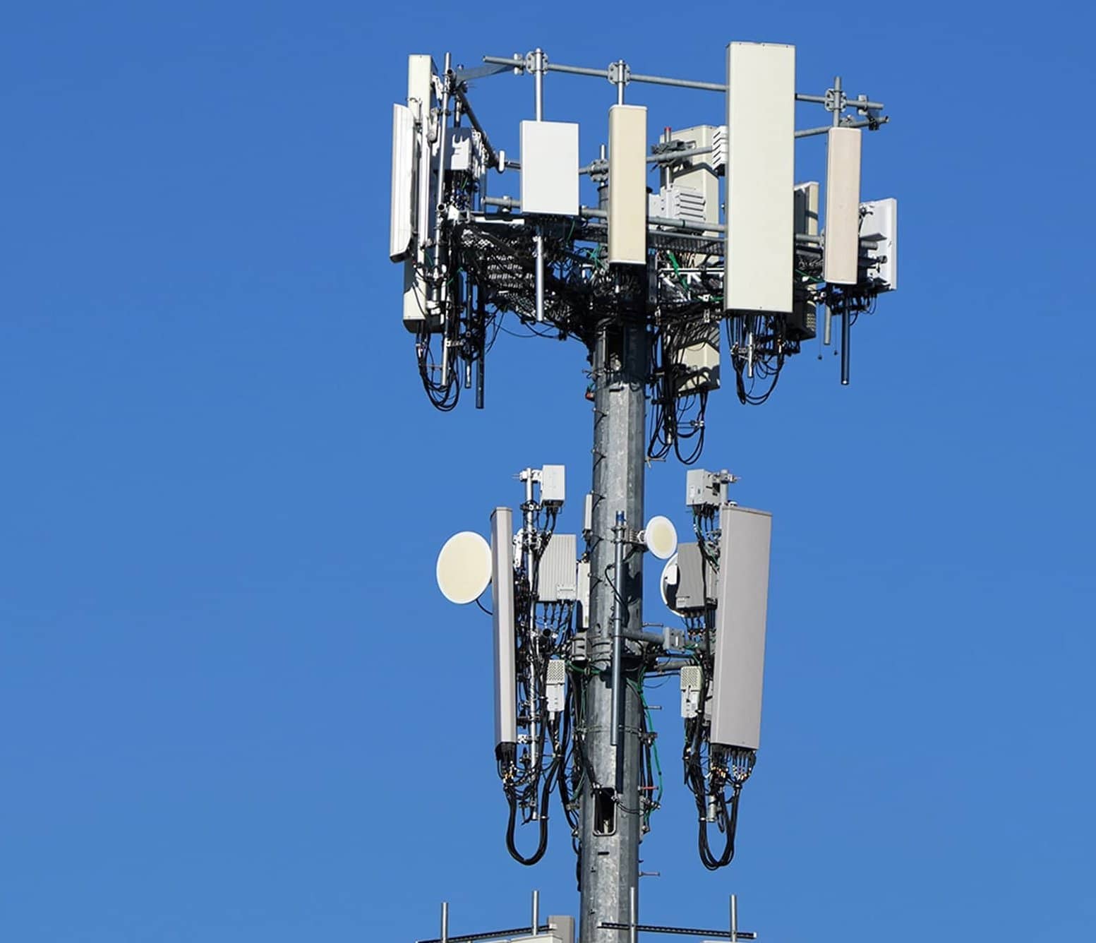 FAA CLEARS VERIZON AND AT&T TO TURN ON MORE 5G CELL TOWERS