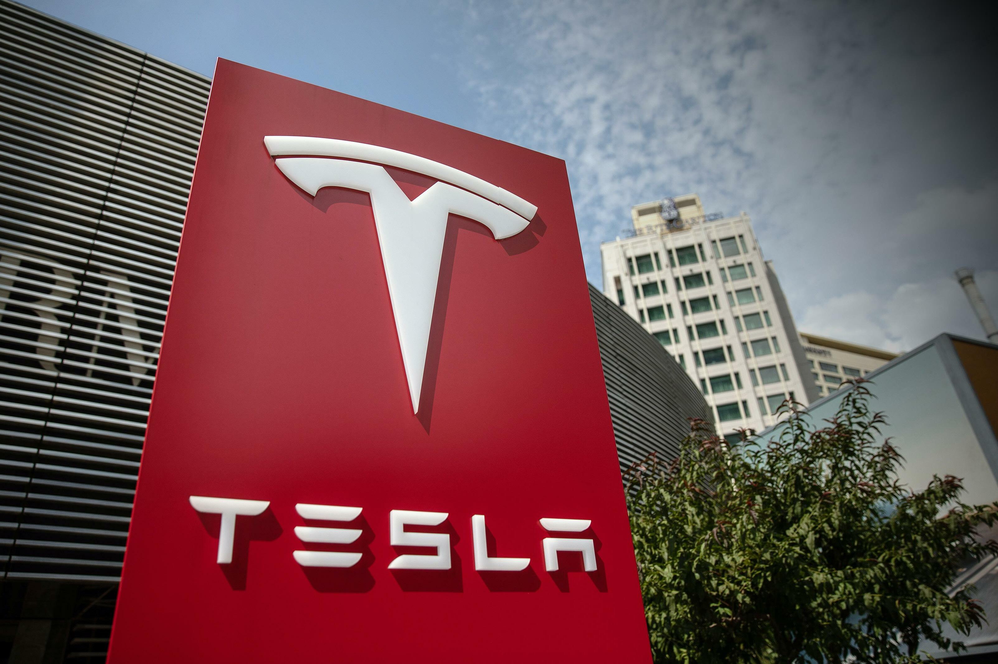 TESLA BEGINS INTERNAL TESTING OF APPLE CARPLAY INTEGRATION, SIGNALING A SHIFT IN ITS SOFTWARE APPROACH