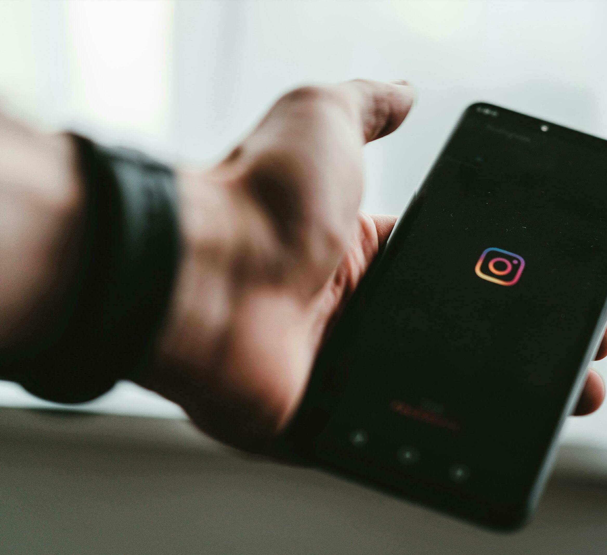 INSTAGRAM TESTS AUTO-GENERATED HEADLINES TO BOOST POST DISCOVERABILITY