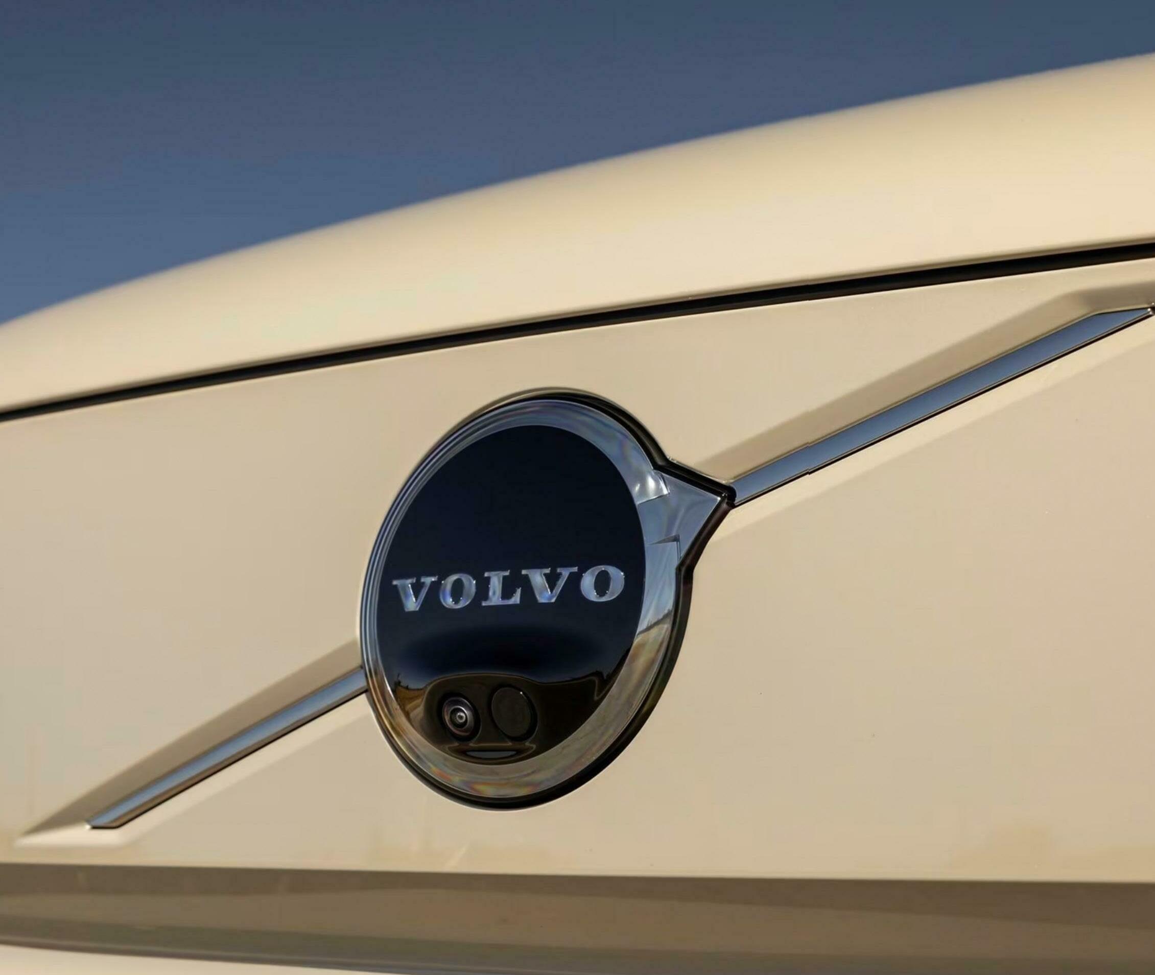 VOLVO SAYS NEW EX60 HAS 400-MILE RANGE AND 400 KW FAST-CHARGING SUPPORT