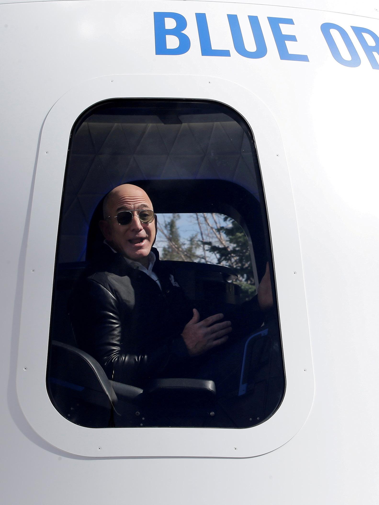 BEZOS' BLUE ORIGIN TO DEPLOY THOUSANDS OF SATELLITES FOR NEW 'TERAWAVE' COMMUNICATIONS NETWORK