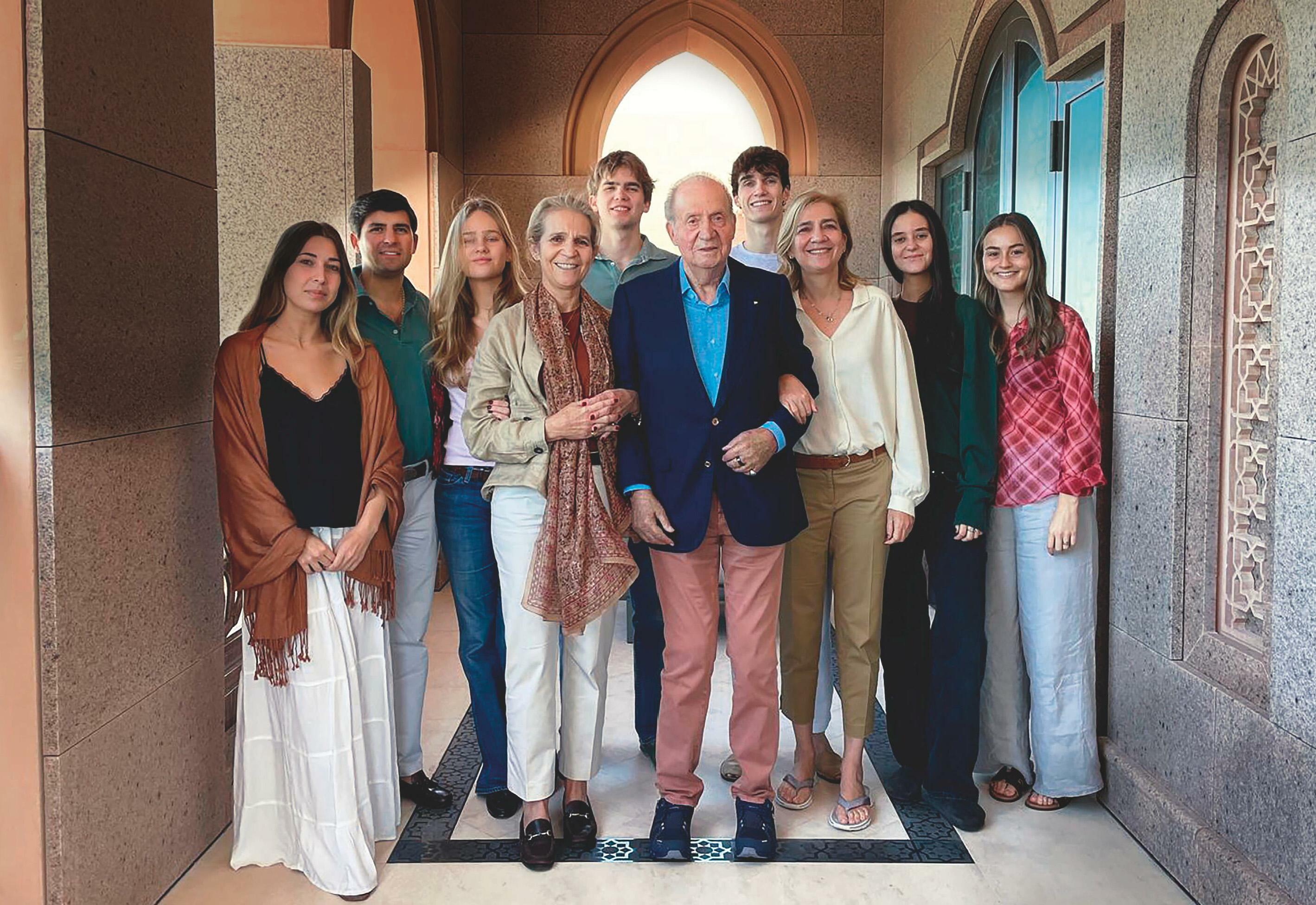 EL REY JUAN CARLOS CELEBRA SU CUMPLEAÑOS RODEADO DEL CARIÑO DE SUS HIJAS Y SUS NIETOS