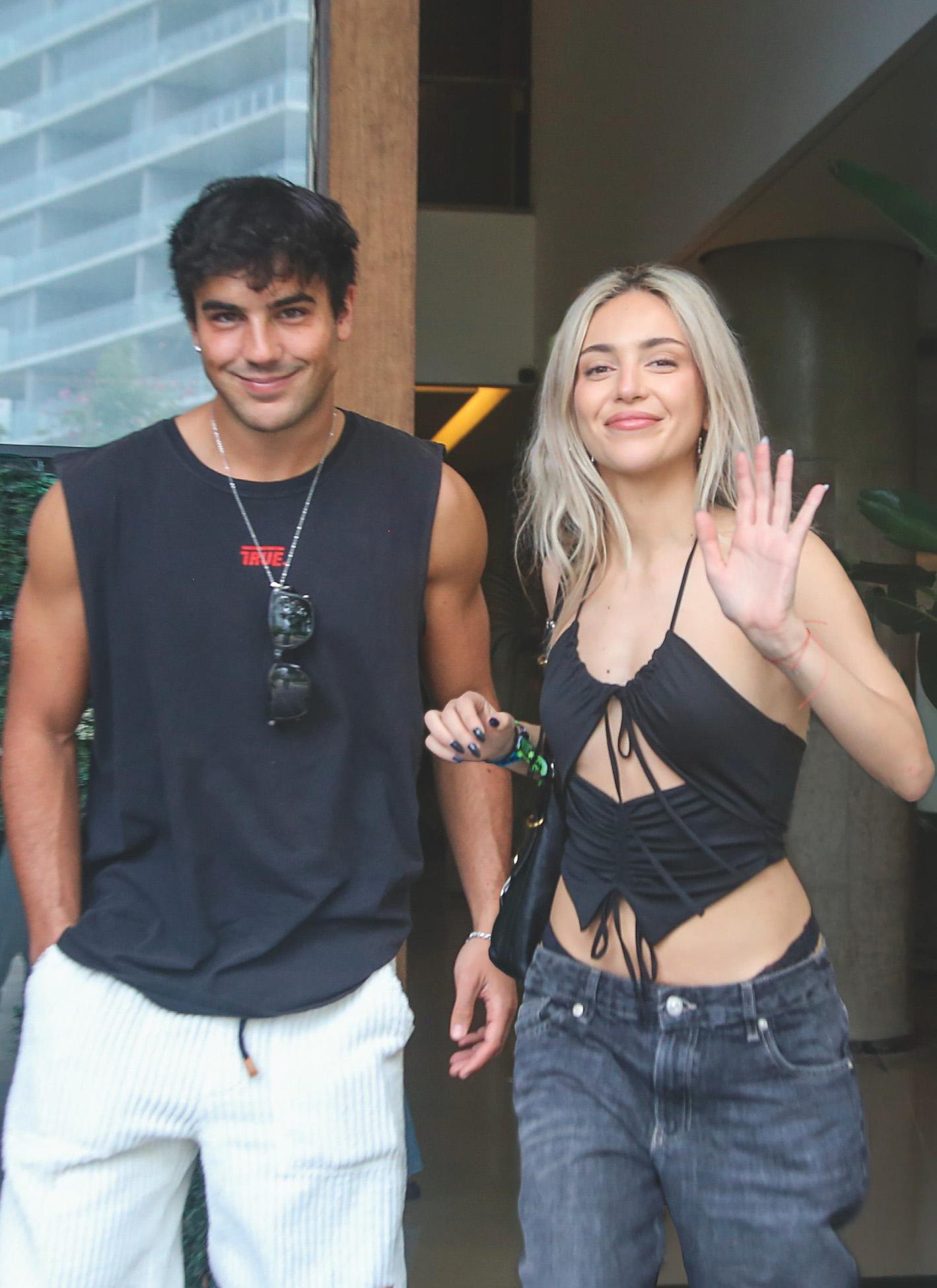 ANA MENA Y OSCAR CASAS DAN UN PASO MÁS EN SU RELACIÓN: DÍAS DE AMOR Y EXITO EN ARGENTINA