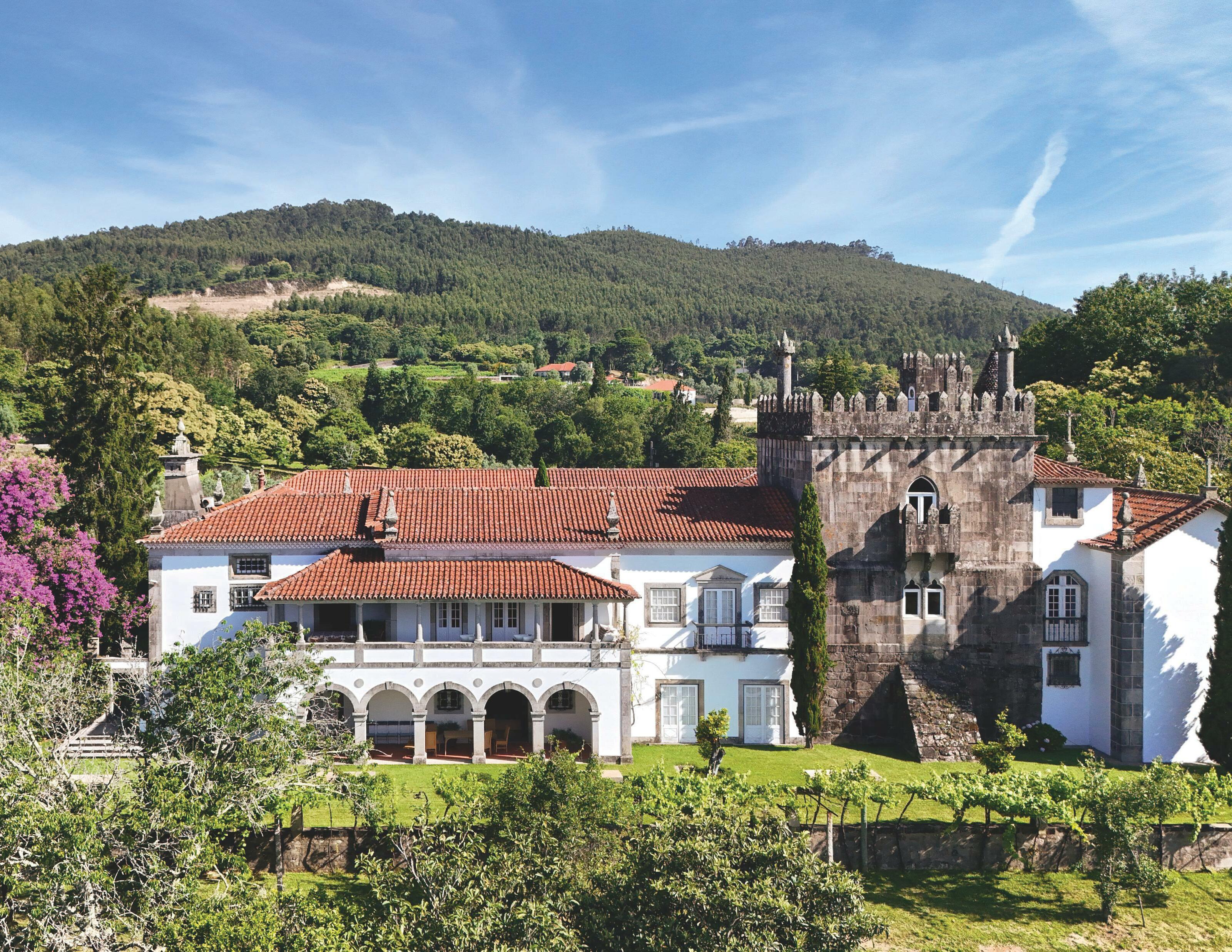 ENTRAMOS EN «TORRE DE POUSADA»>, LA IMPRESIONANTE CASA PALACIO DEL SIGLO XVIII DE CLAUDIA Y CATARINA SOARES PEREIRA EN PONTE DE LIMA, LA CIUDAD MÁS ANTIGUA DE PORTUGAL