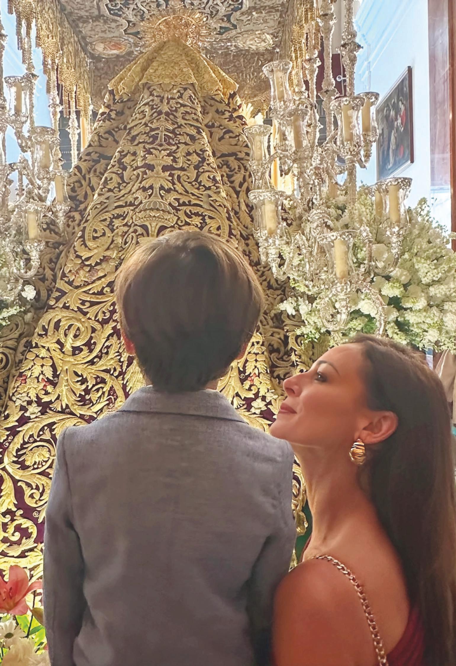 EVA GONZÁLEZ Y EL PEQUEÑO CAYETANO TRADICIONES DE MADRE A HIJO EN LA PASCUA SEVILLANA