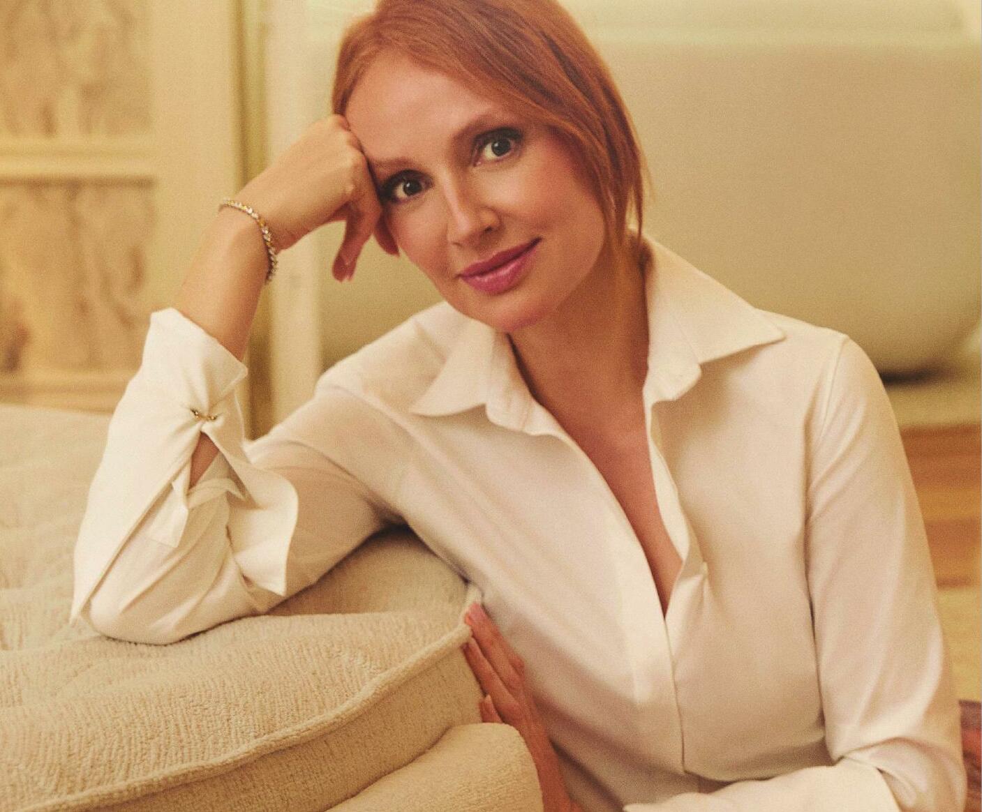 La actriz posa con las piezas de JOSÉ LUIS JOYERÍAS CRISTINA CASTAÑO LAS CONFESIONES DE LA PELIRROJA MÁS BRILLANTE DEL CINE ESPAÑOL: DE SU PASIÓN POR VIAJAR A LOS GRANDES RETOS DE SU CARRERA