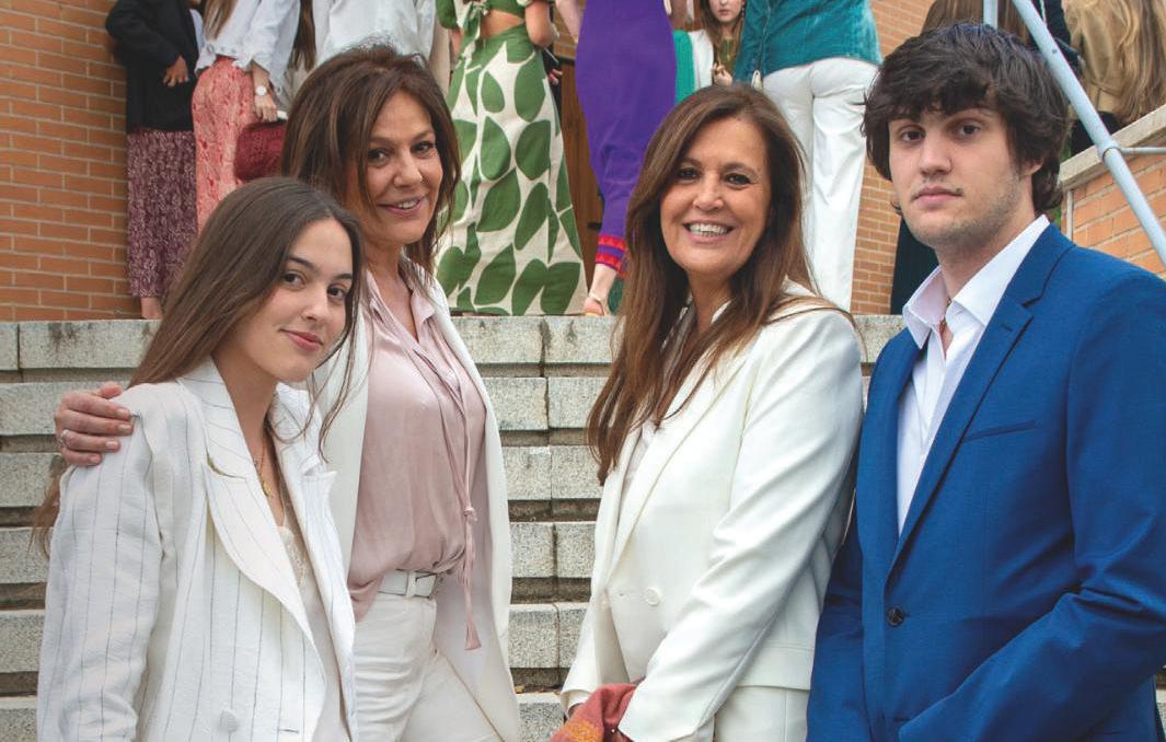 NURIA GONZÁLEZ UNA MADRE ORGULLOSA EN LA CONFIRMACIÓN DE SU HIJA ALMA DE 17 ANOS