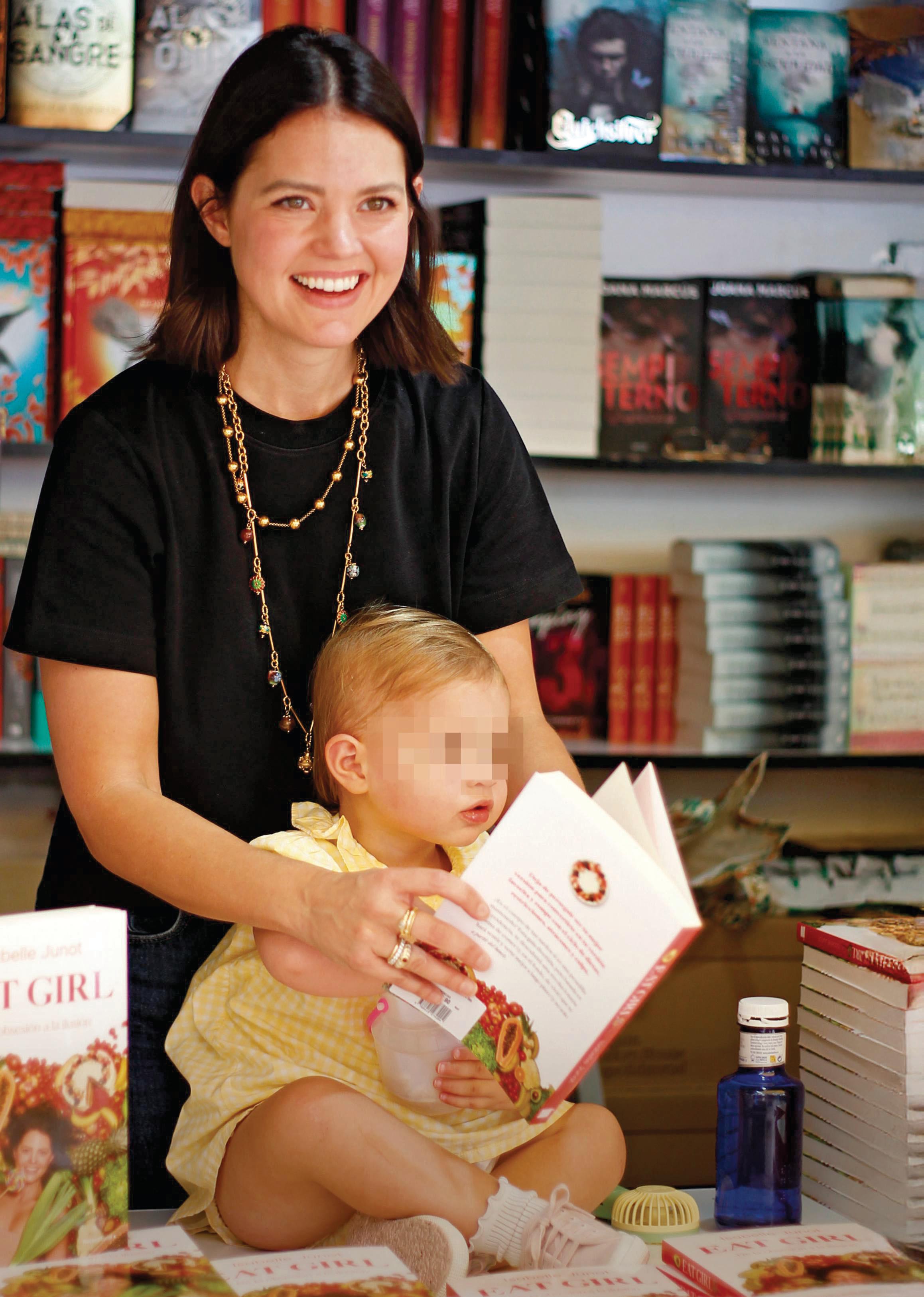 ISABELLE JUNOT DEBUTA EN LA FERIA DEL LIBRO CON UNA LECTORA DE EXCEPCIÓN: PHILIPPA