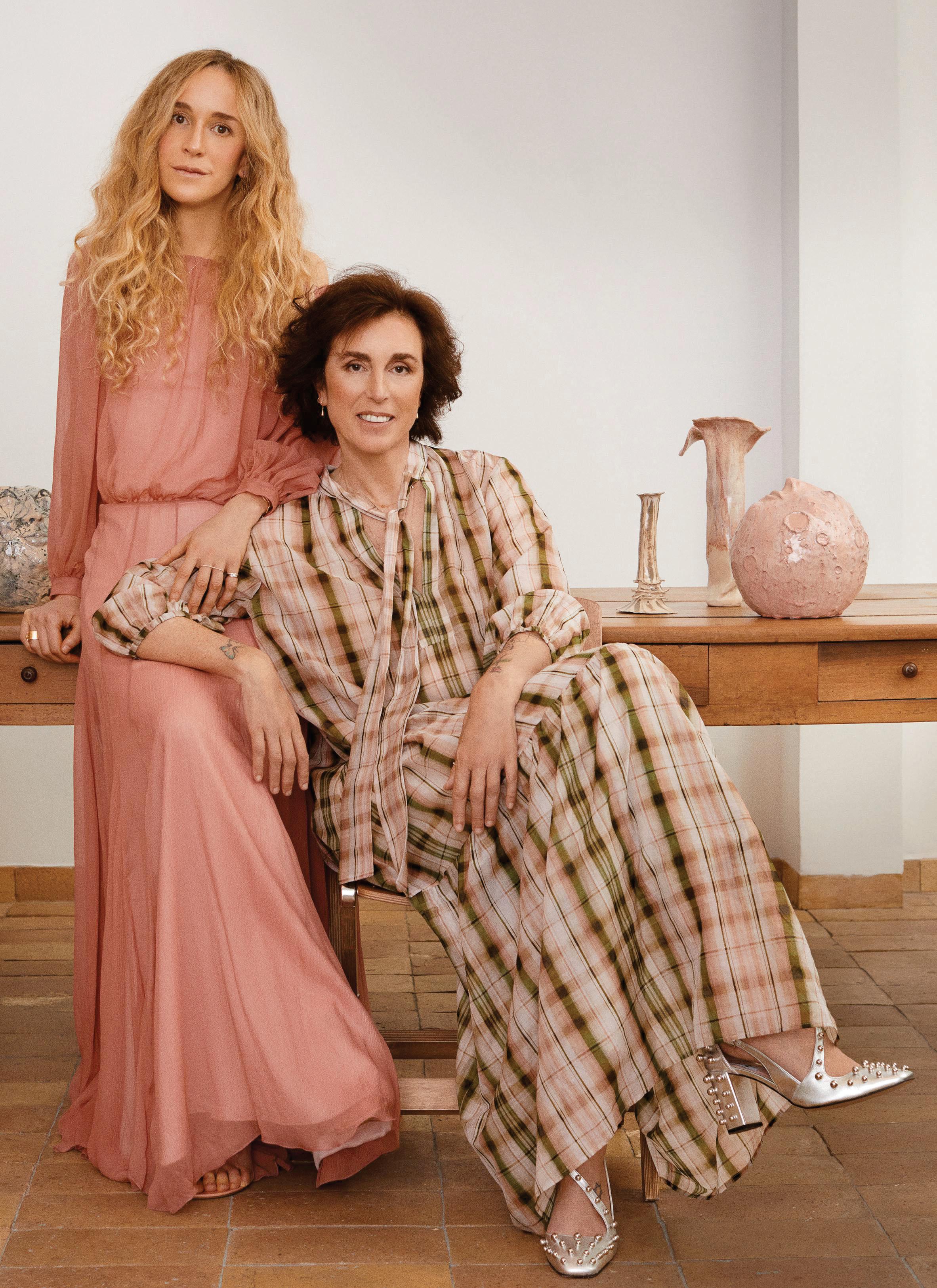 YNES SUELVES NOS INVITA A SU MUNDO MAGICO JUNTO A SU MADRE MARÍA OSORIO