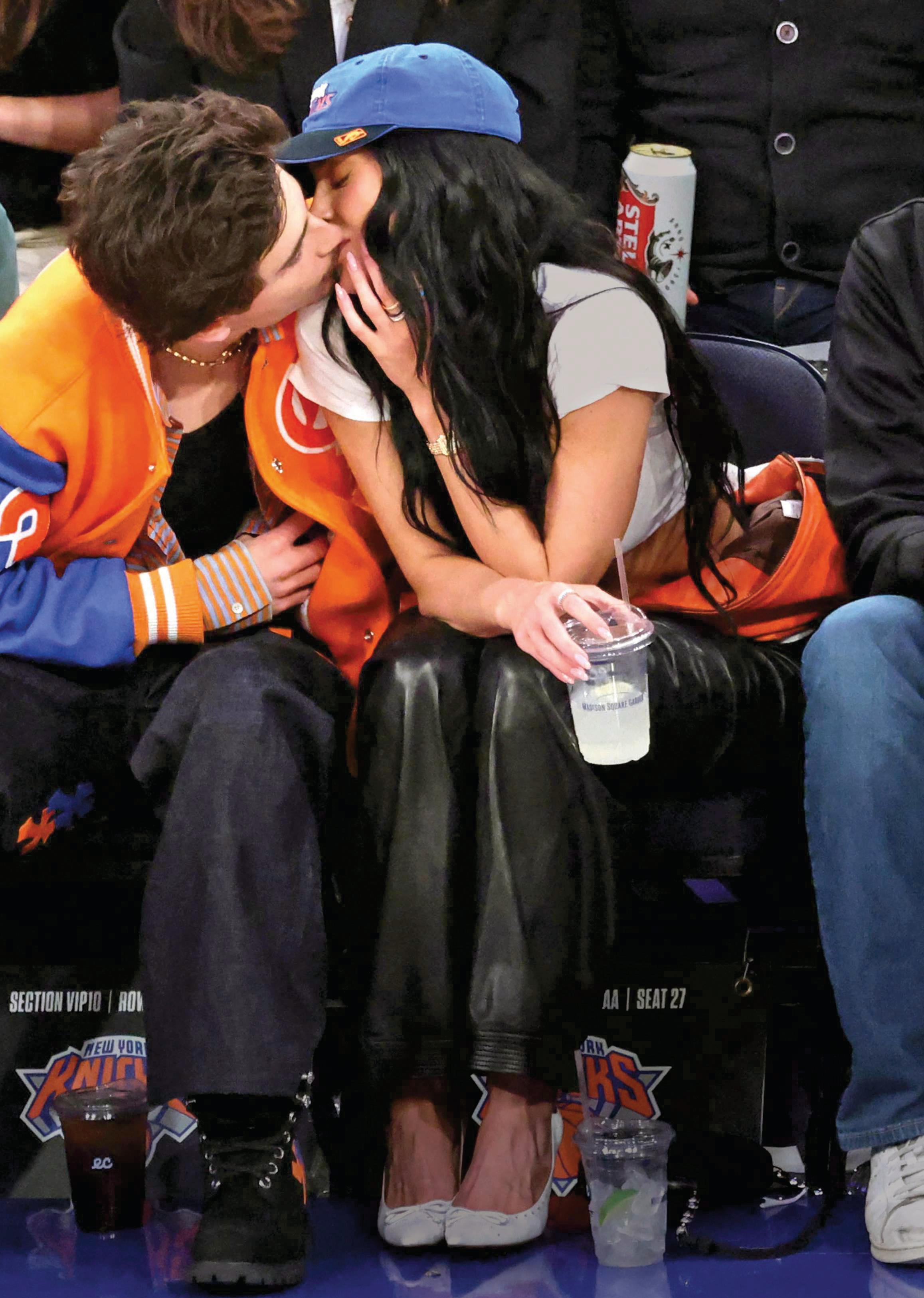 KYLIE JENNER Y TIMOTHÉE CHALAMET EL BESO DE CAMPEONATO DE LA PAREJA MAS «COOL>>