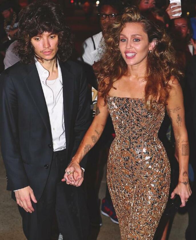 MILEY CYRUS Y MAXX MORANDO ESTILO «VINTAGE» PARA UN AMOR DIFERENTE