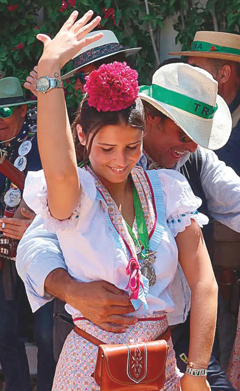 LOURDES MONTES Y FRAN RIVERA TODO ROMANTICISMO EN EL ROCÍO TRAS SER PADRES POR TERCERA VEZ