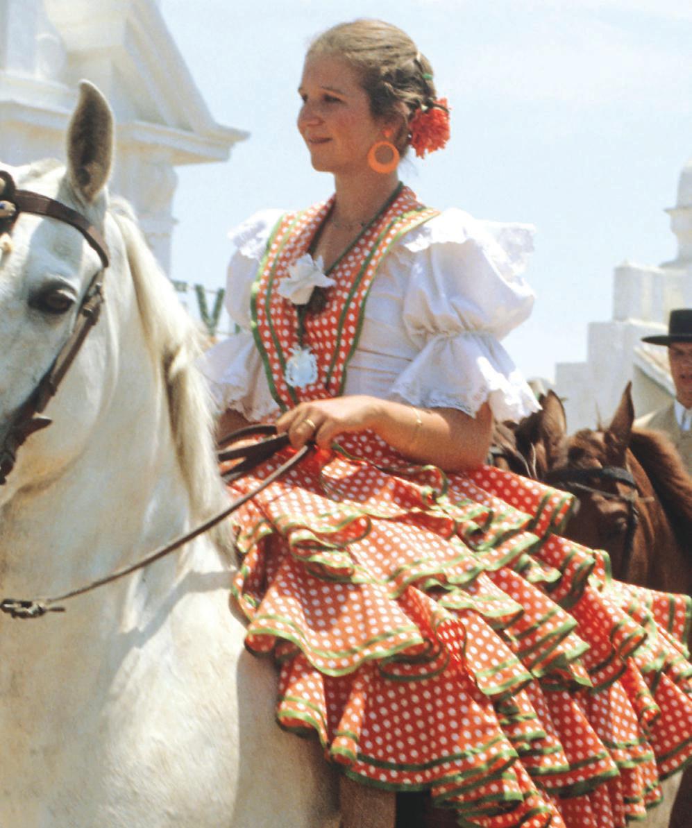 VICTORIA DE MARICHALAR SE ESTRENA EN EL ROCÍO CON EL MISMO «LOOK» QUE LLEVÓ SU MADRE, LA INFANTA ELENA, HACE 41 AÑOS