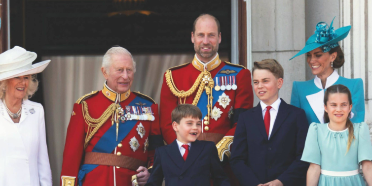 KATE REGRESA A LO GRANDE AL BALCÓN DE PALACIO LA PODEROSA IMAGEN DE UNA FUTURA REINA EN EL «TROOPING THE COLOUR»