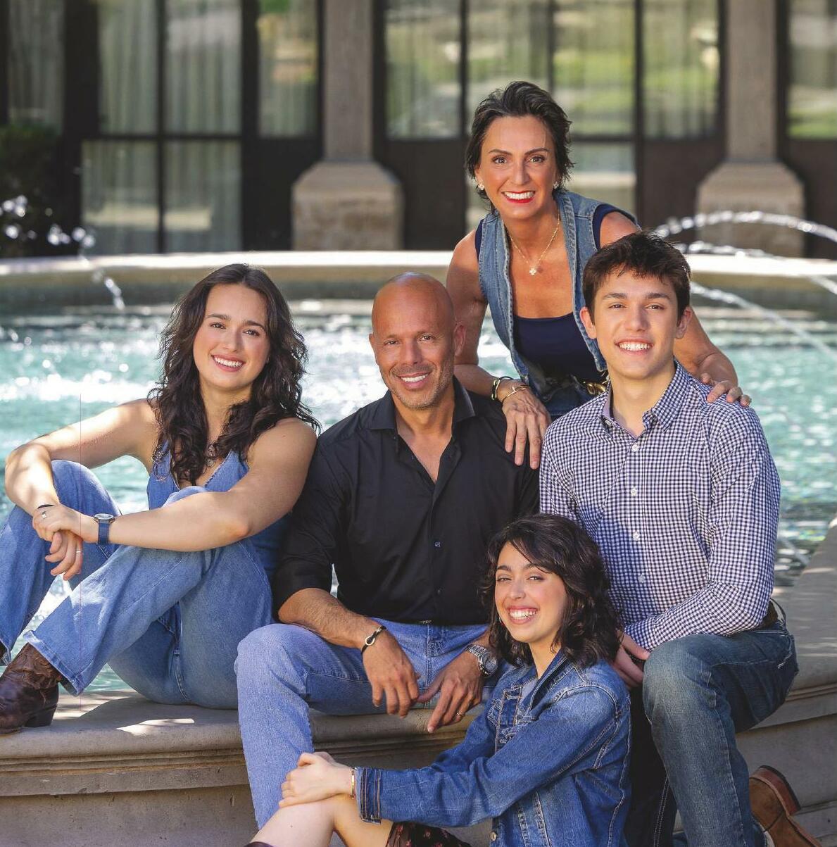 RAQUEL CORDÓN HIJA DEL EMPRESARIO PUBLIO CORDON, Y SU MARIDO, EL ESCRITOR J.K. FRANKO, NOS RECIBEN EN SU FABULOSA CASA DE DALLAS
