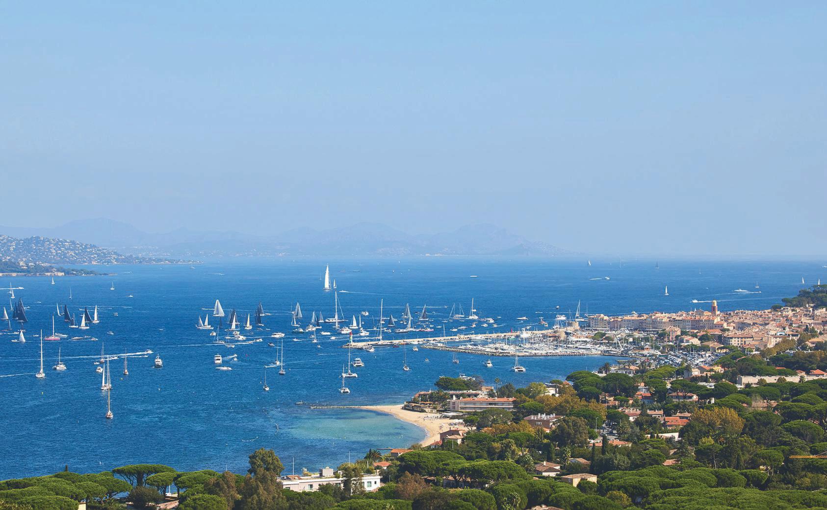 STEPHANIE COUTAS LA DECORADORA FAVORITA DE LAS GRANDES FORTUNAS, NOS ABRE LAS PUERTAS DE SU FABULOSA CASA DE VERANO DE SAINT-TROPEZ