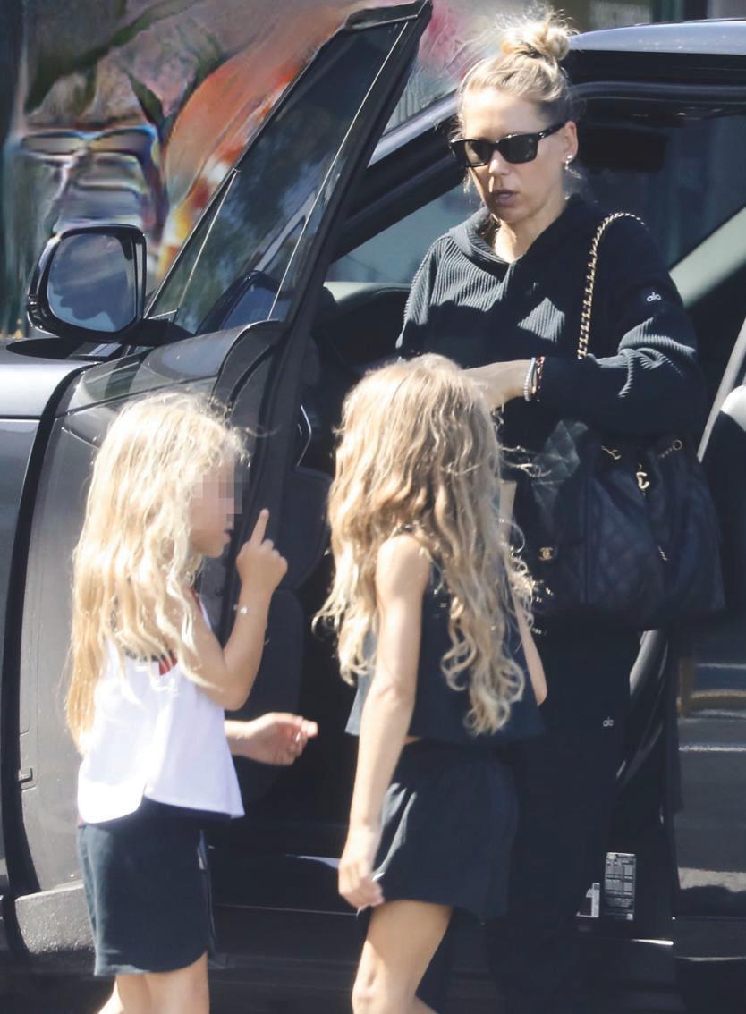 ANNA KOURNIKOVA TARDE DE COMPRAS CON SUS HIJAS, MIENTRAS ENRIQUE IGLESIAS TRIUNFA EN CANARIAS