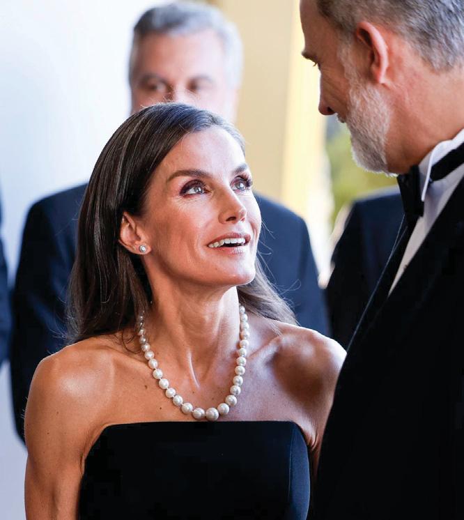 LA REINA PREMIO A LA ELEGANCIA EN LA FIESTA DEL PERIODISMO