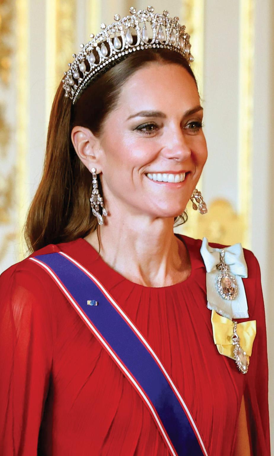 EL REGRESO DESLUMBRANTE DE KATE IMAGEN MAJESTUOSA Y ESTILO DIEZ EN EL CASTILLO DE WINDSOR