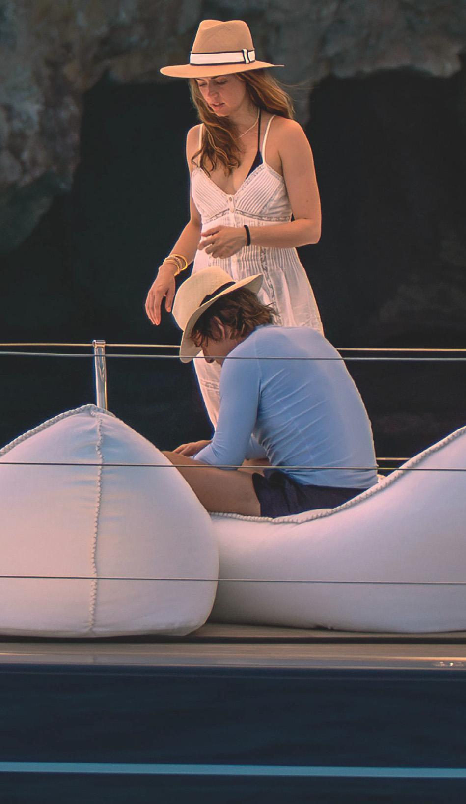 ANA DE ARMAS Y TOM CRUISE LAS IMÁGENES DEFINITIVAS DE SU RELACIÓN: NAVEGANDO JUNTOS POR AGUAS DE MENORCA