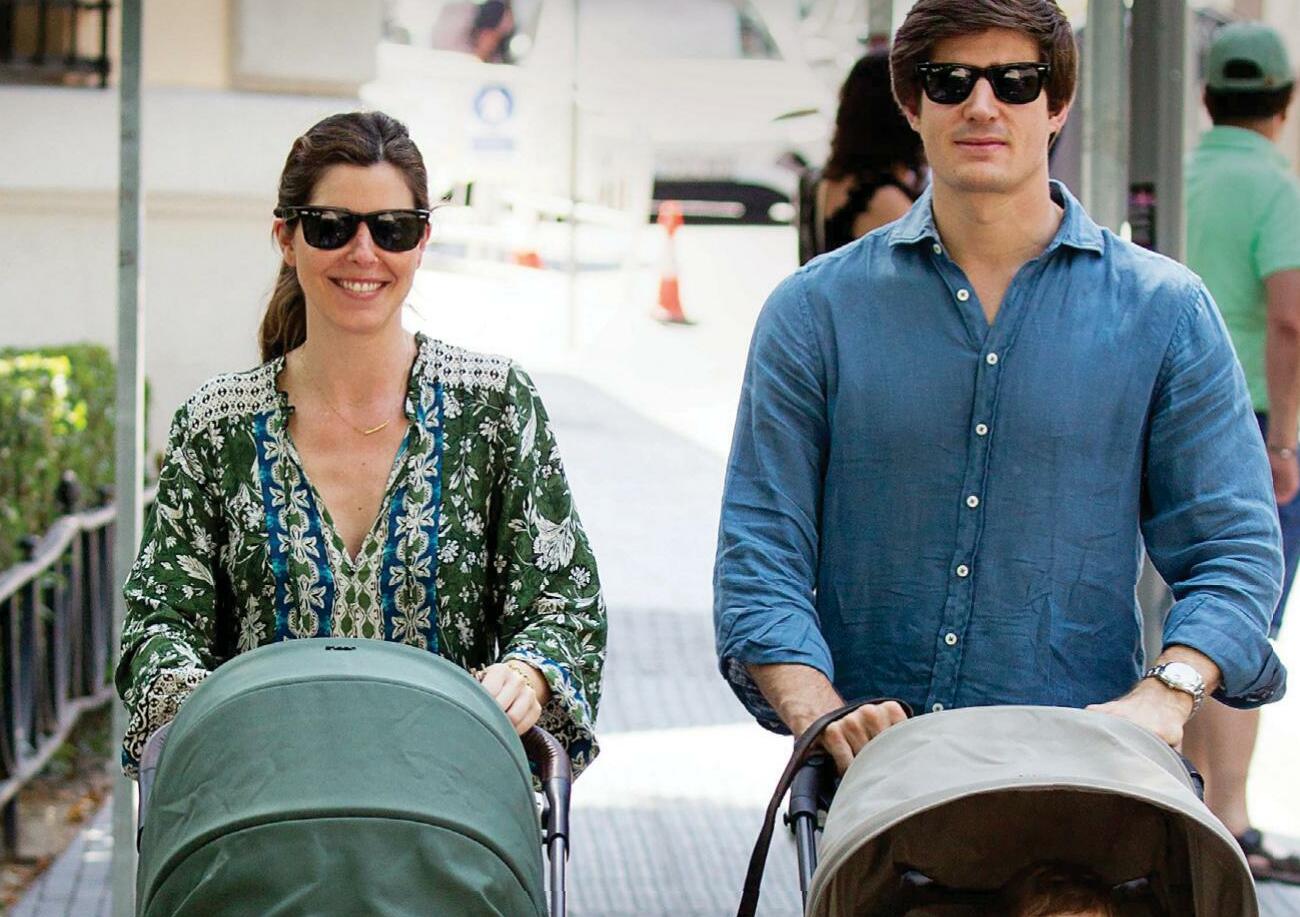 LOS CONDES DE OSORNO PRIMER PASEO CON SUS HIJOS, TRAS SER PADRES POR SEGUNDA VEZ