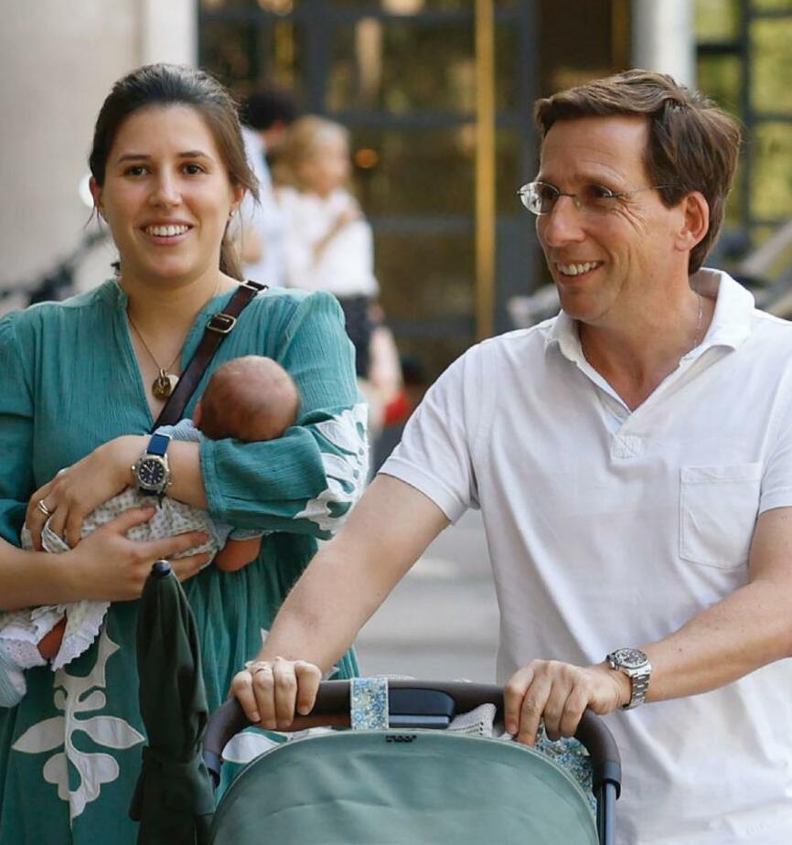 JOSÉ LUIS MARTÍNEZ-ALMEIDA Y TERESA URQUIJO PRIMERA IMAGEN COMO FAMILIA