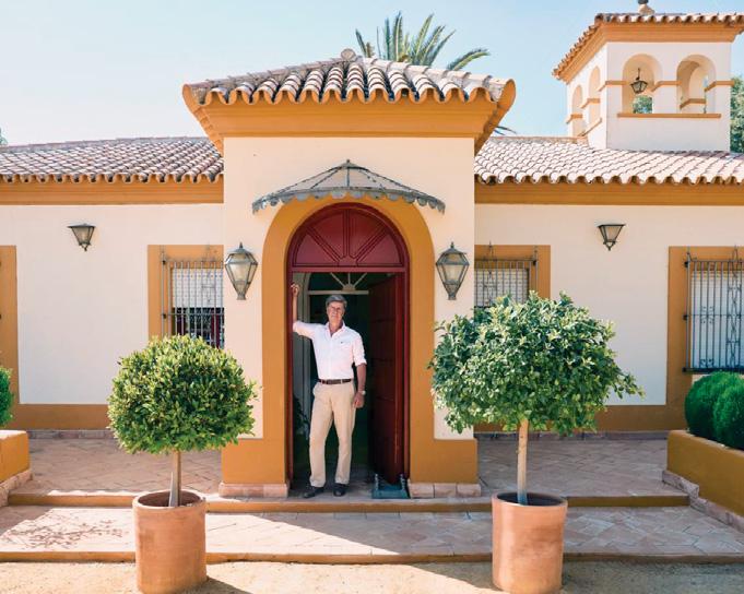 CAYETANO MARTÍNEZ DE IRUJO NOS RECIBE EN «LAS ARROYUELAS»>, DONDE SE CASARÁ EN DOS MESES, Y REPASA SU VIDA