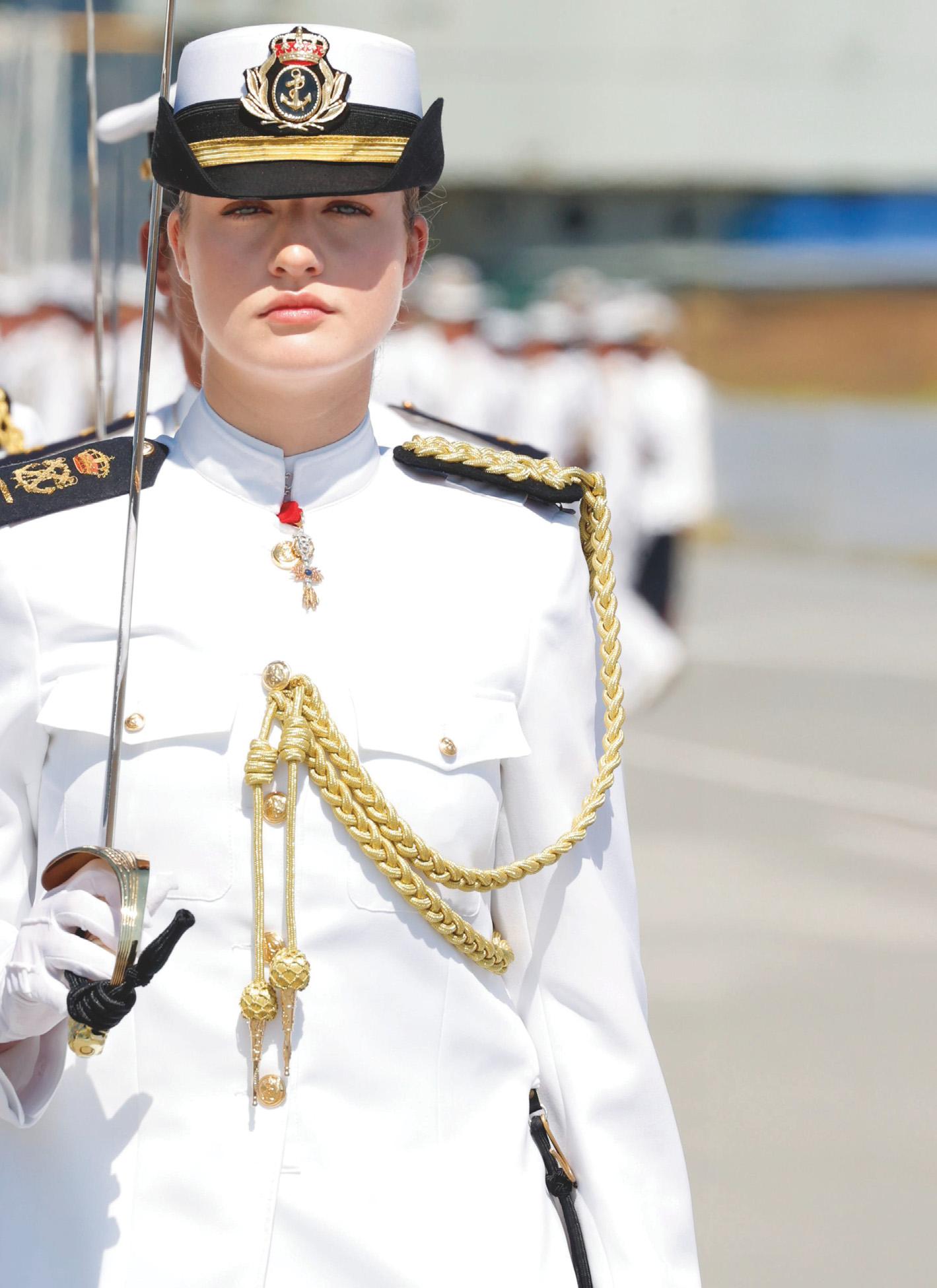 LEONOR DE BORBÓN CONDECORADA POR EL REY EN SU EMOCIONANTE ÚLTIMO DÍA EN LA ARMADA