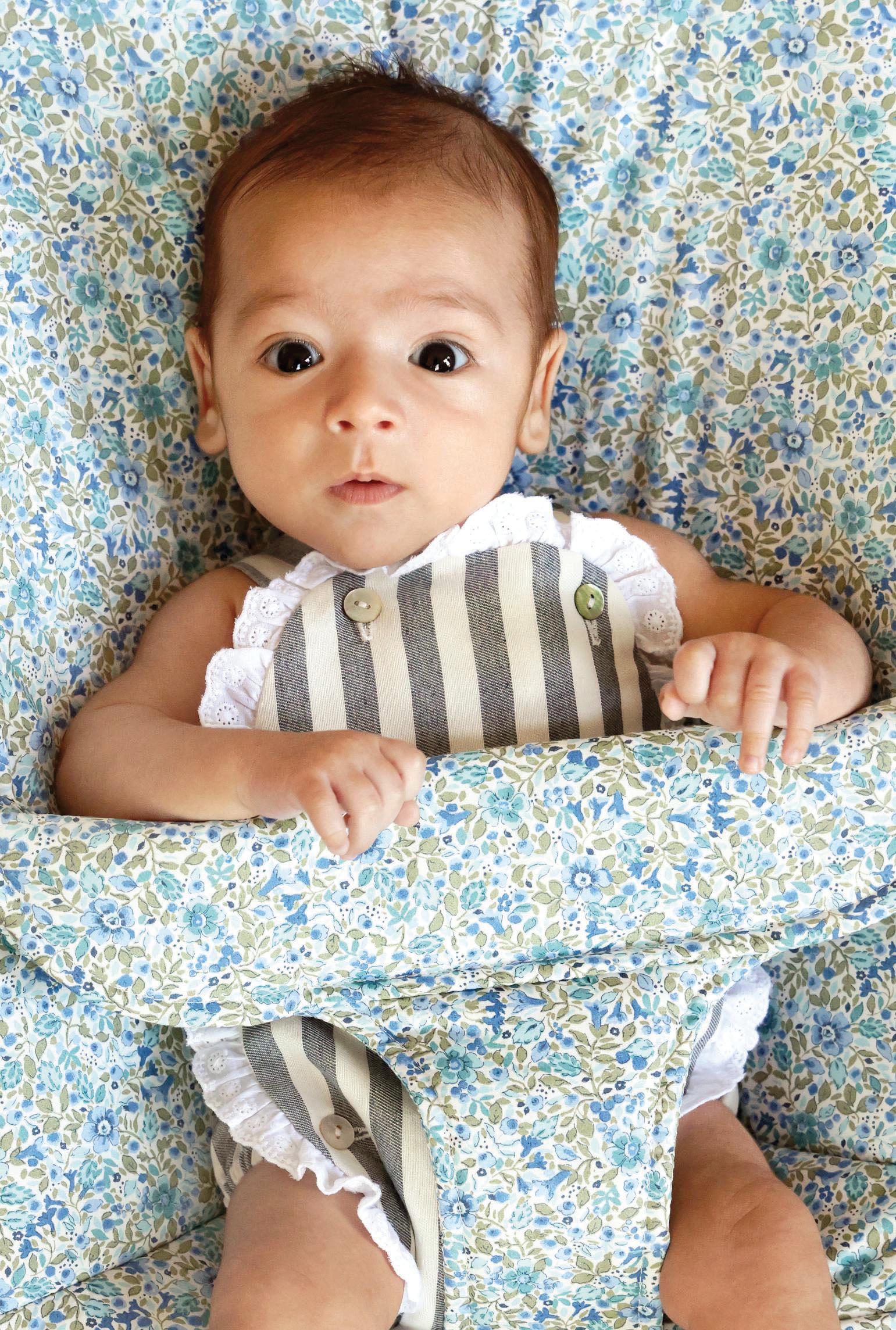 LORENZO DIAZ HIJO DE CONCHA GARCÍA CAMPΟΥ Y PALOMA DE LA HOZ NOS PRESENTAN A LORENZO, SU SEGUNDO HIJO, EN SU CASA DE MADRID