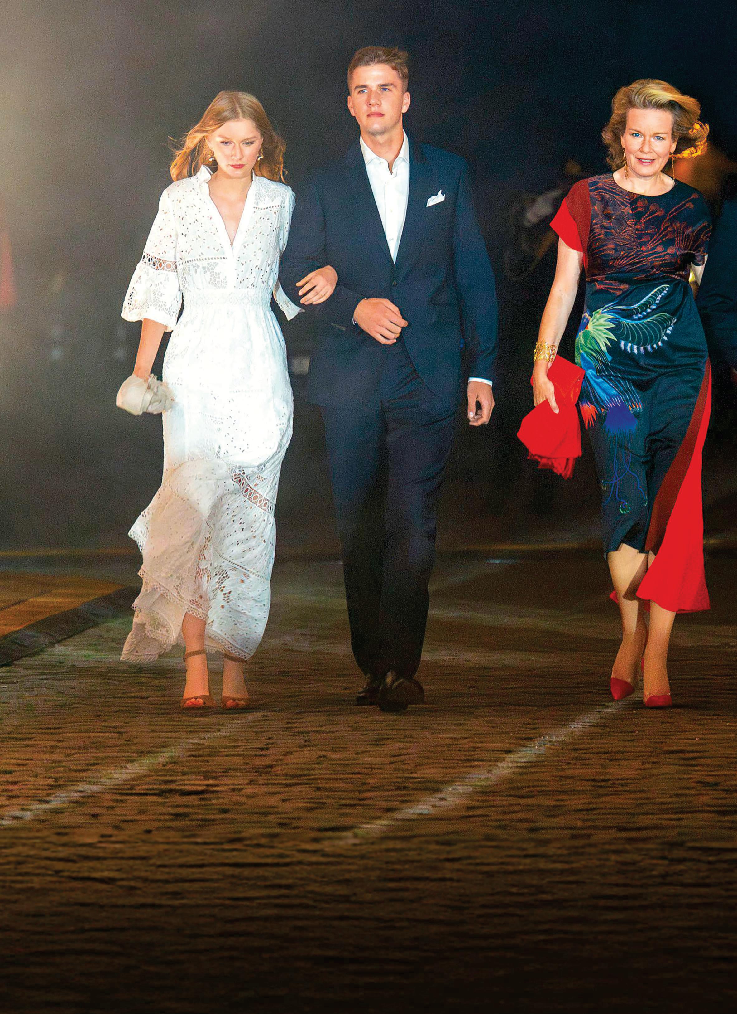 LUCES, CÁMARA, ACCIÓN: LA IMAGEN DE PELICULA DE LA FAMILIA REAL BELGA CON ELISABETH DE ESTRELLA, EN LA FIESTA NACIONAL