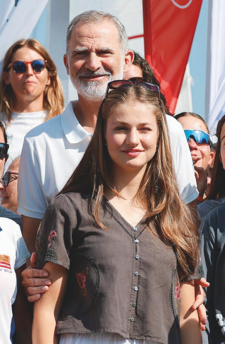 VISITA INESPERADA EN MALLORCA LA PRINCESA LEONOR ACOMPANA AL REY AL CLUB NAUTICO