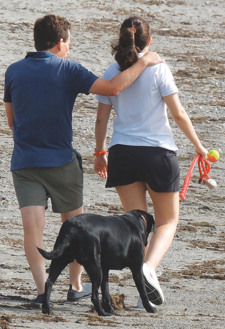 JOSE LUIS MARTINEZ-ALMEIDA Y TERESA URQUIJO SUS VACACIONES MÁS ESPECIALES EN LA COSTA DE CÁDIZ TRAS SER PADRES