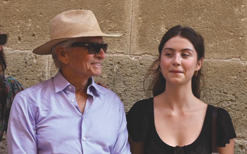 CATHERINE X ZETA-JONES Y SU ESPECTACULAR REAPARICIÓN: 25 AÑOS DE AMOR Y UN VERANO DE PELÍCULA EN ESPAÑA