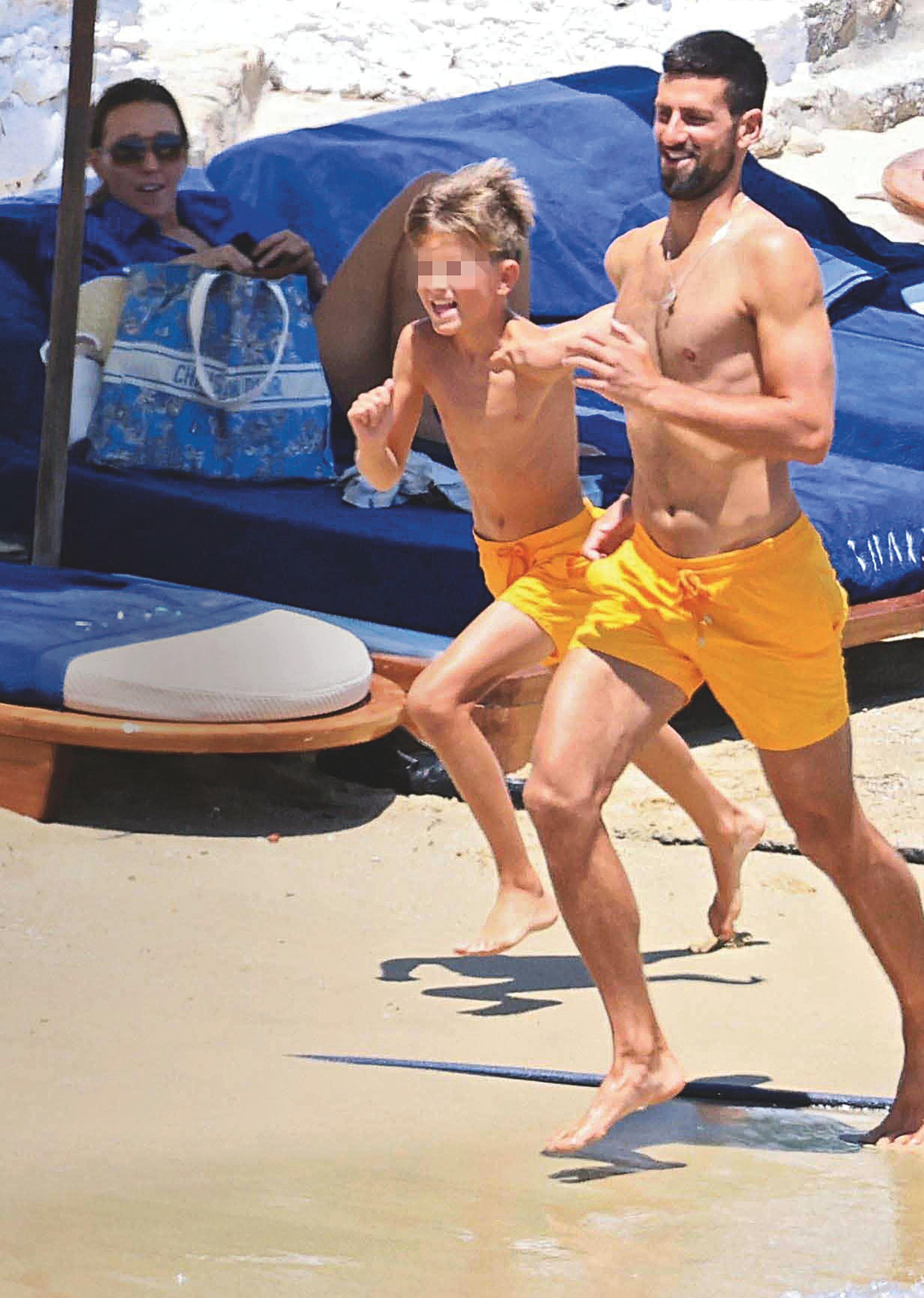 NOVAK Y JELENA DJOKOVIC CELEBRAN 20 AÑOS DE AMOR, EN MYKONOS, CON SUS HIJOS