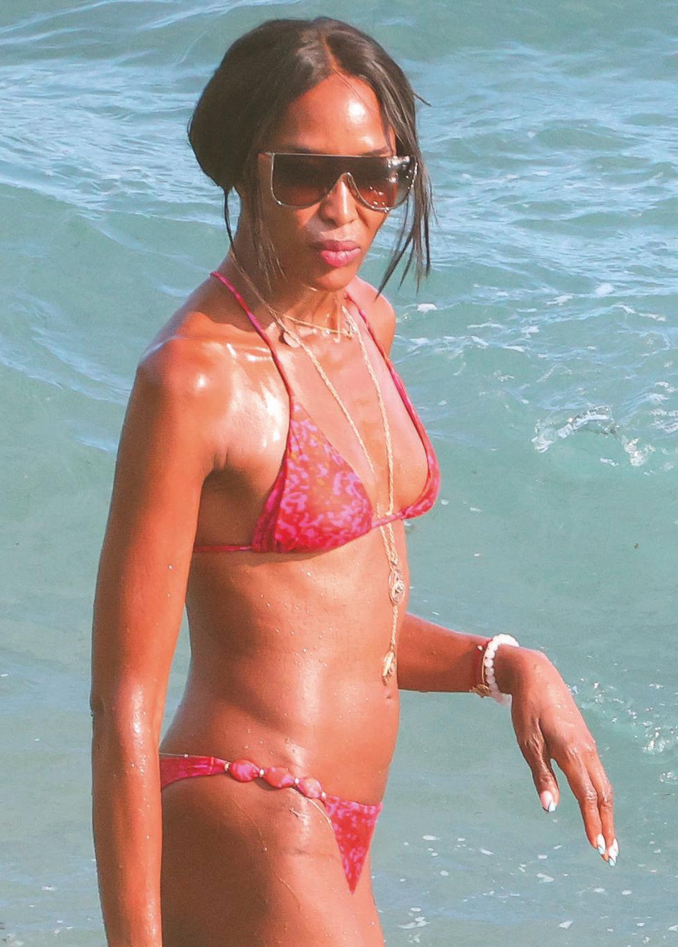 NAOMI CAMPBELL UNA DIOSA DE OTRO PLANETA A SUS 55 AÑOS, EN SUS VACACIONES EN IBIZA