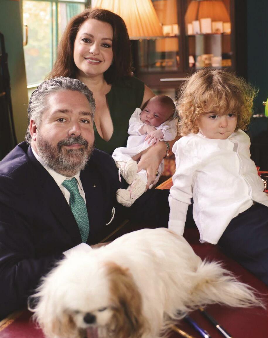 EL GRAN DUQUE JORGE ROMANOV HEREDERO DE UNA DINASTÍA DE LEYENDA, NOS PRESENTA A SU HIJA, KIRA LEÓNIDA, EN SU CASA DE MOSCÚ
