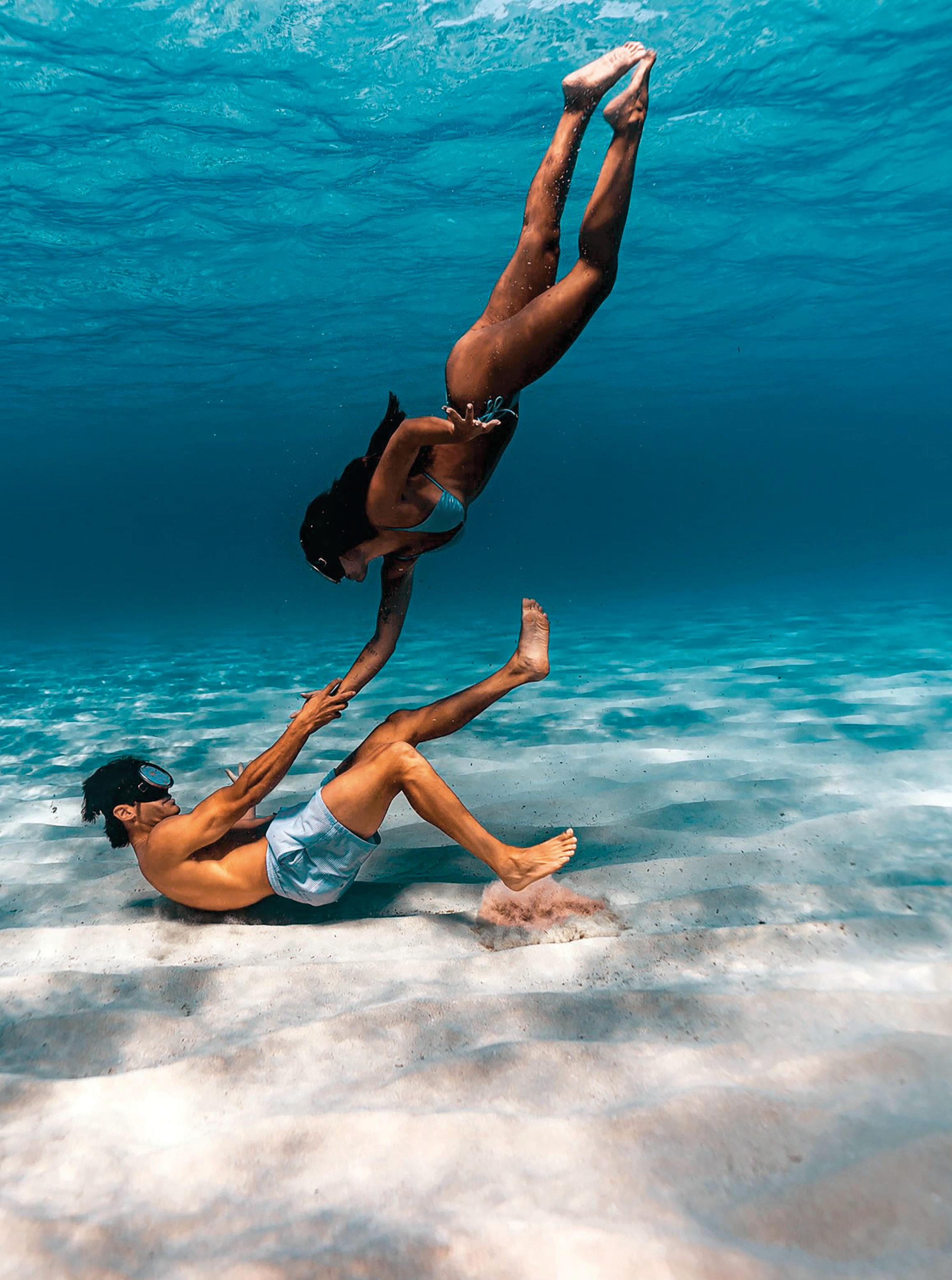 LAURA ESCANES COMO UNA SIRENA, JUNTO A JOAN VERDÚ, EN SU PARAÍSO DE MENORCA