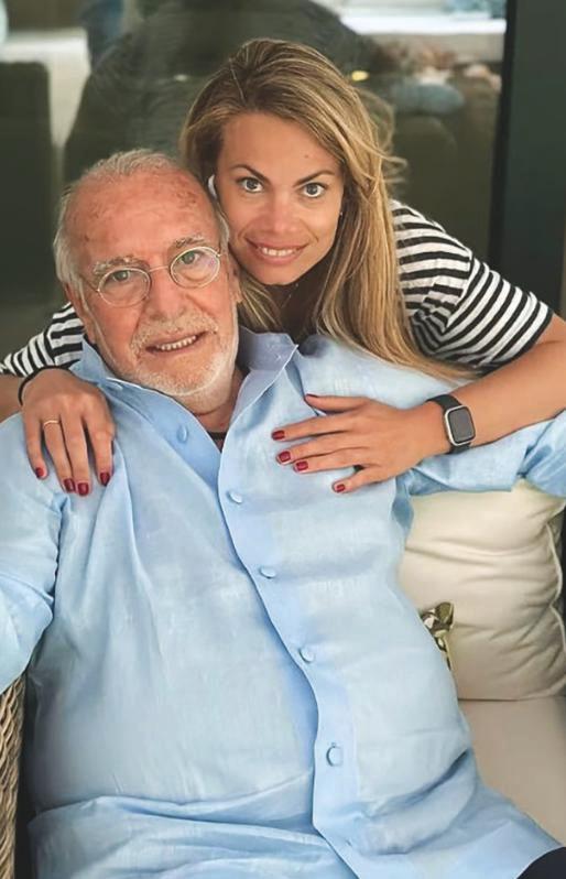 CARLA GOYANES RINDE UN EMOTIVO HOMENAJE A SU PADRE Y HABLA CON > SOBRE CÓMO VIVE ESTE VERANO LLENO DE RECUERDOS