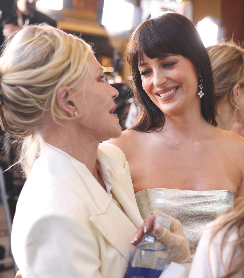 MELANIE GRIFFITH Y DAKOTA JOHNSON MADRE E HIJA, ACAPARAN TODAS LAS MIRADAS EN LOS ÁNGELES MIENTRAS LA FAMILIA SE PREPARA PARA LA BODA DE STELLA EN ESPAÑA