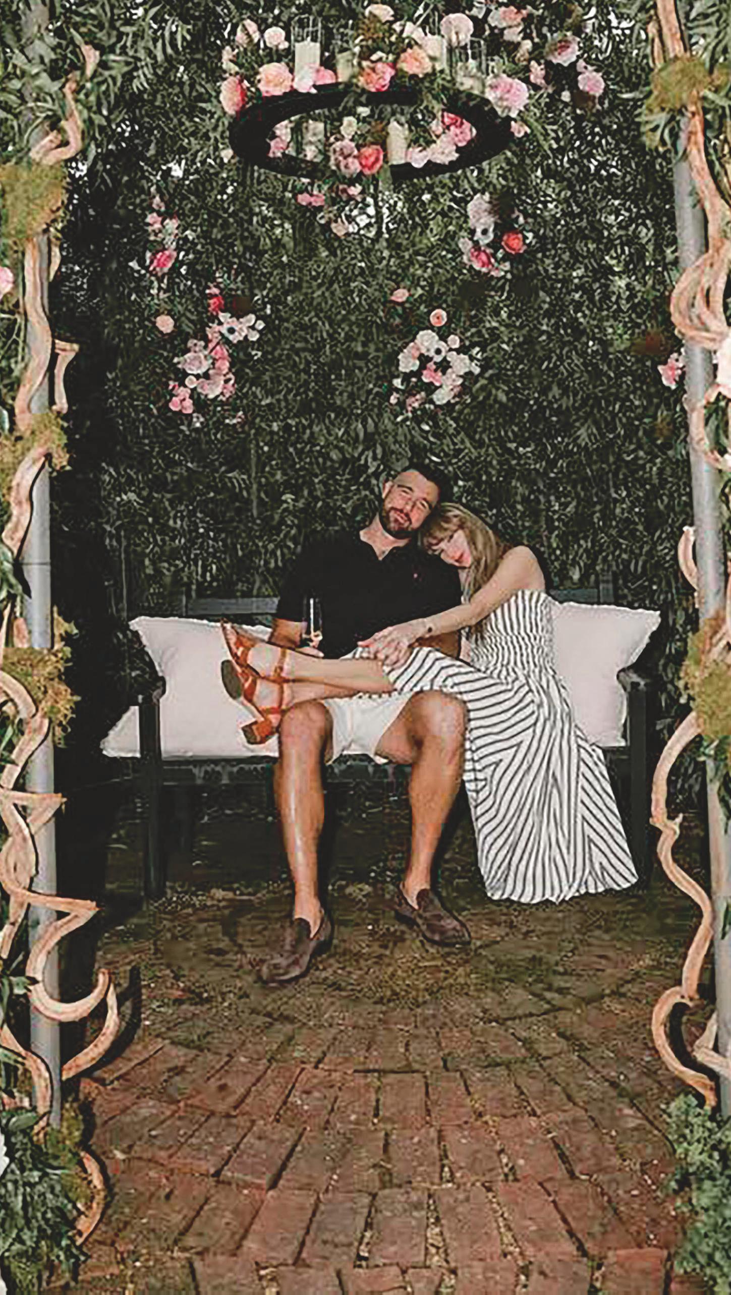 TAYLOR SWIFT Y TRAVIS KELCE TODOS LOS DETALLES DEL COMPROMISO DE LA PAREJA MÁS PODEROSA: UN ANILLO DE UN MILLÓN, MILES DE FLORES Y UN VESTIDO VIRAL