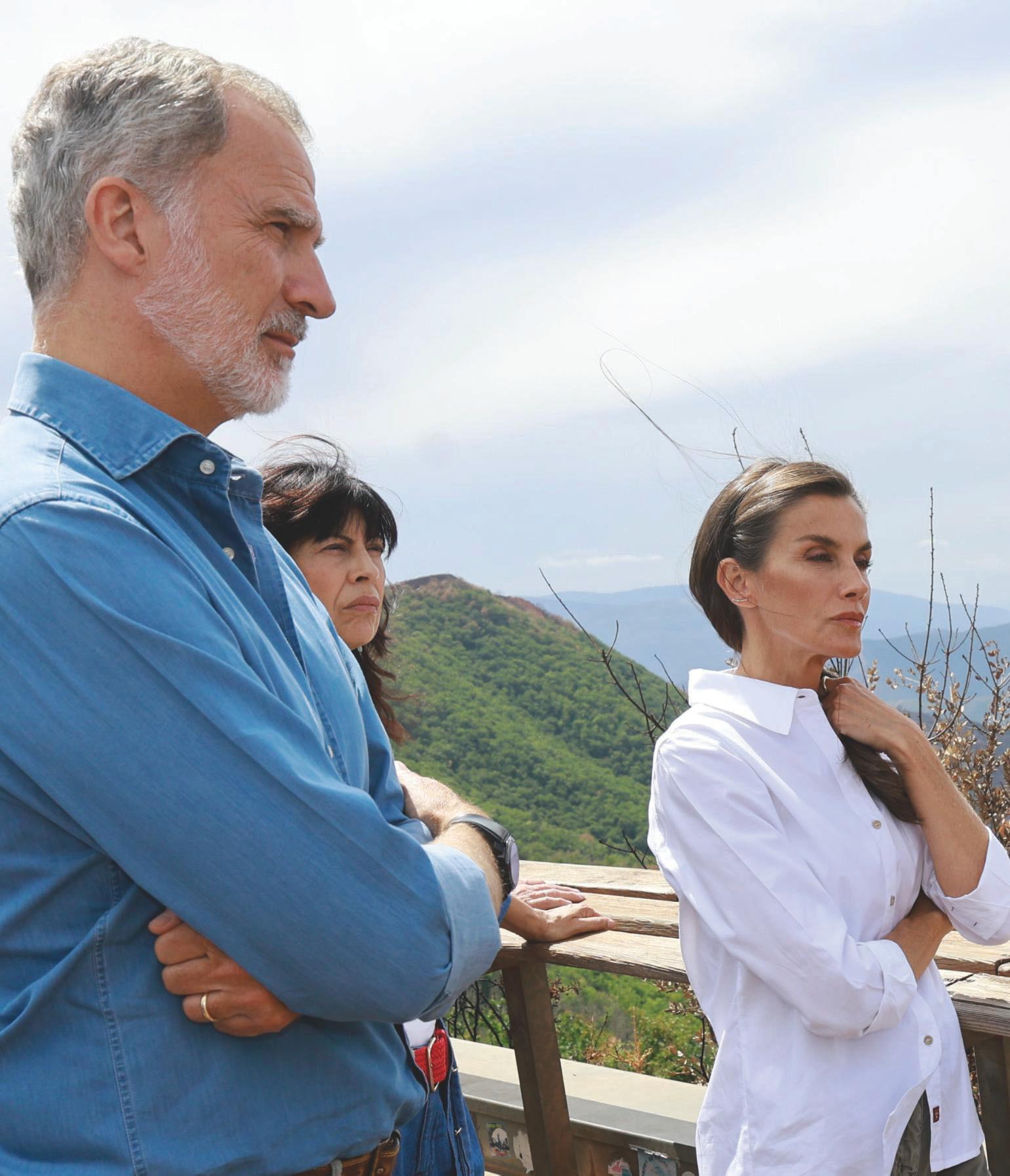 LA GIRA MÁS TRISTE DE LOS REYES RECORREN «DESOLADOS>> LA ESPAÑA ARRASADA POR EL FUEGO
