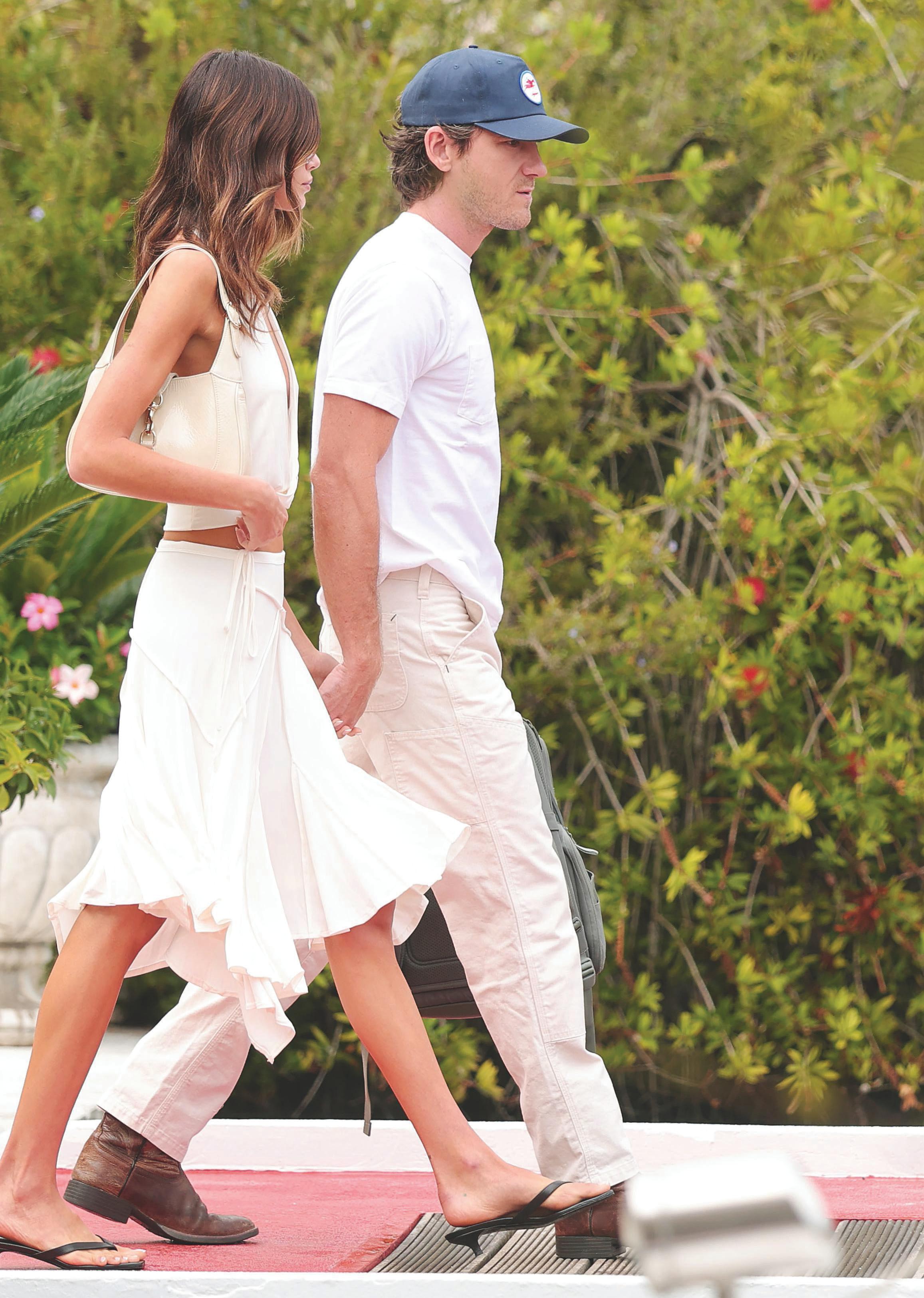 KAIA GERBER Y LEWIS PULLMAN VIVEN UN ROMANCE DE PELÍCULA EN VENECIA