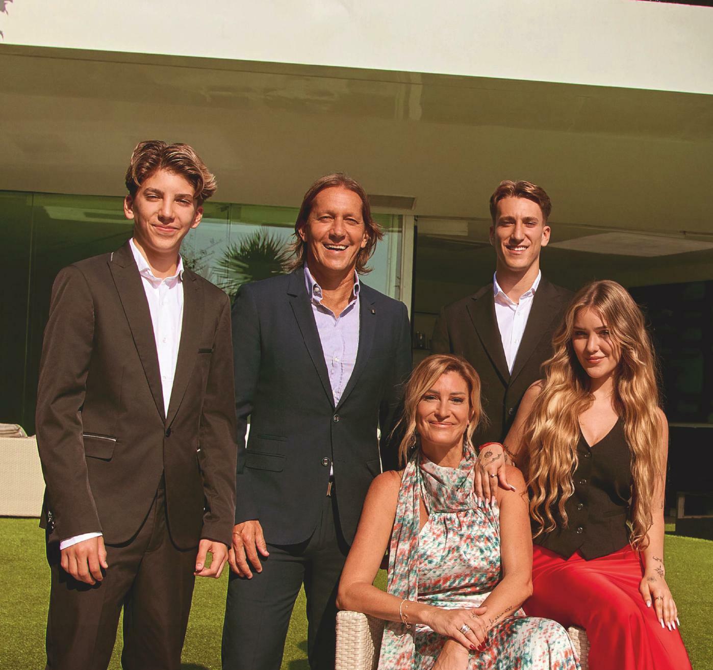MICHEL SALGADO Y MALULA SANZ NOS RECIBEN EN FAMILIA EN SU CASA DE VIGO, LLENA DE RECUERDOS, AL CUMPLIR 25 AÑOS DE CASADOS