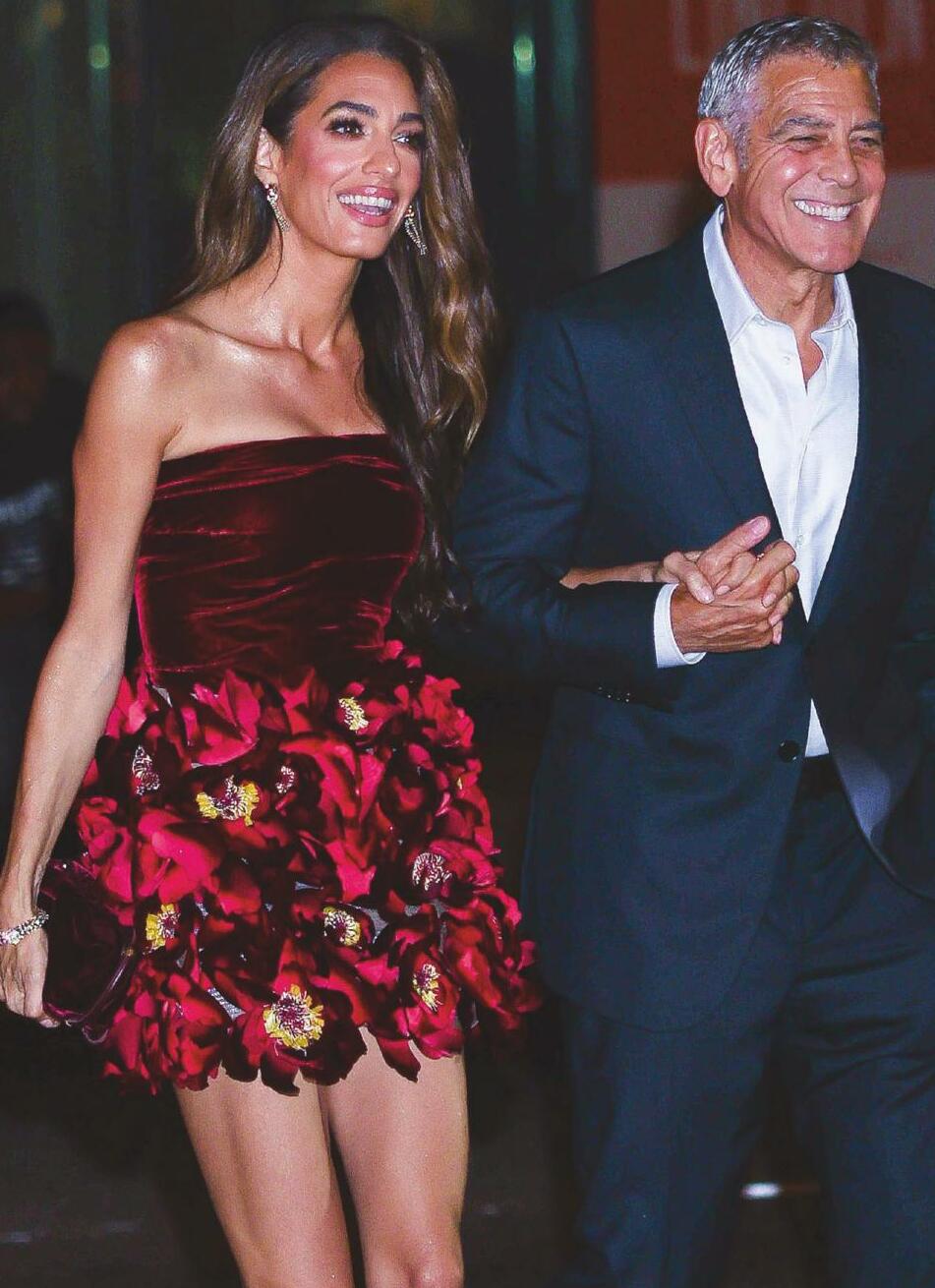 Tras celebrar su 11º aniversario de boda AMAL IMPRESIONANTE DAMA EN ROJO: MINIVESTIDO Y PIERNAS INFINITAS EN LA GRAN NOCHE DE GEORGE