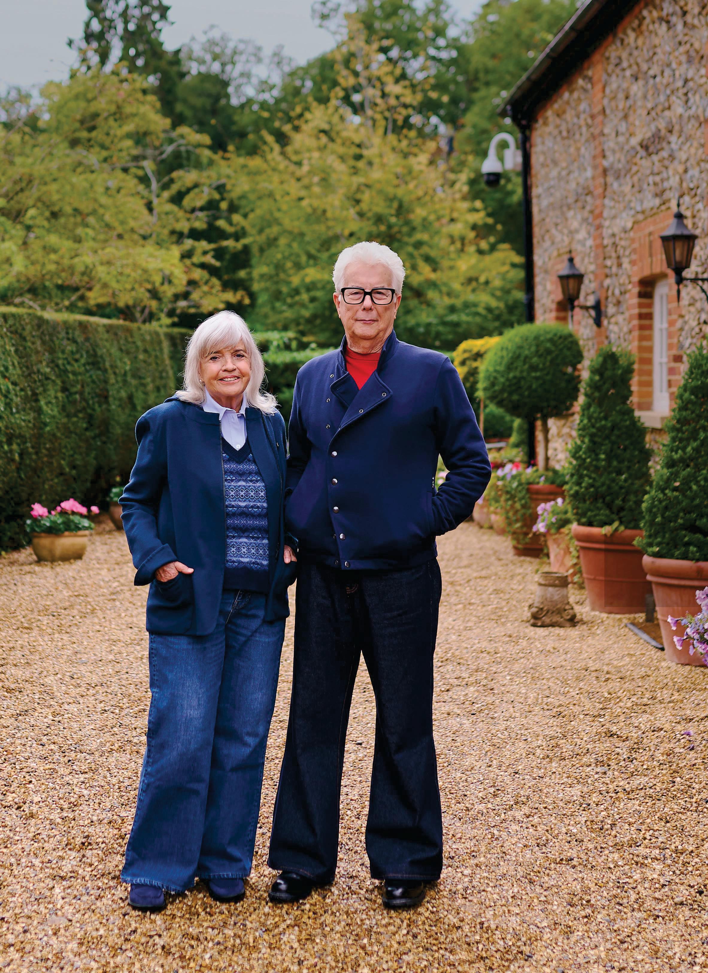 KEN FOLLETT MAESTRO DEL «BEST SELLER», NOS ABRE LAS PUERTAS DE SU CASA JUNTO A SU MUJER, BARBARA HUBBARD
